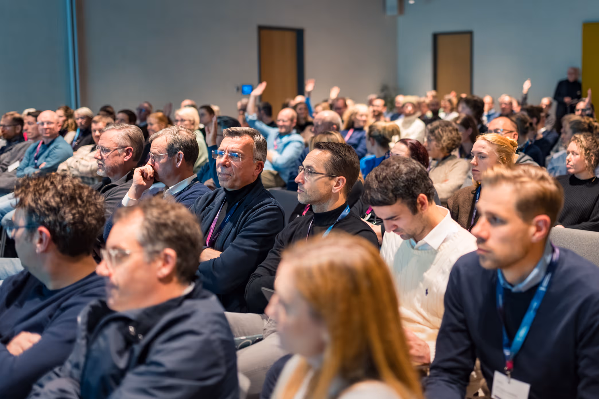 Fachpublikum im Foyer beim Knieforum Münsterland