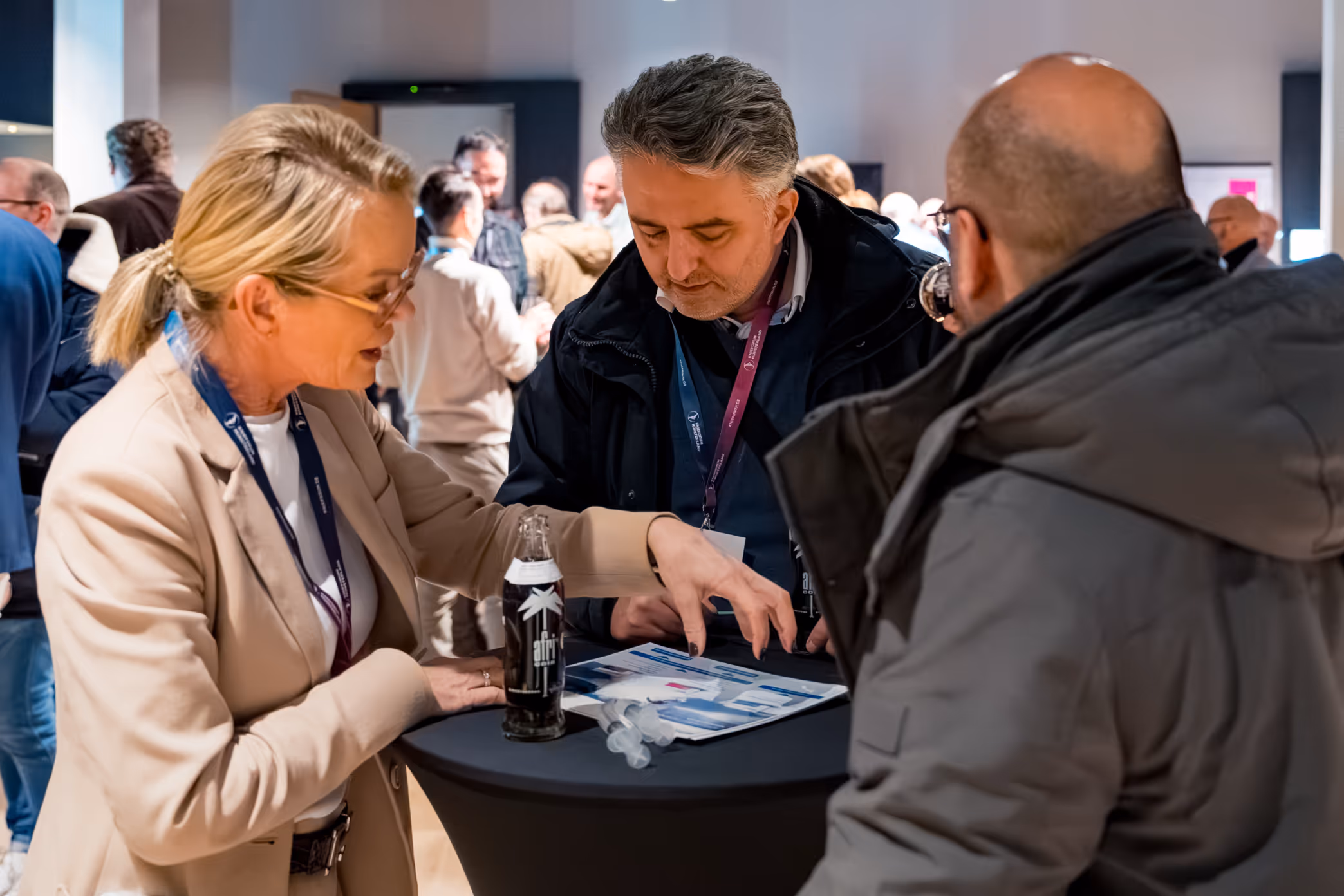 Teilnehmerinnen und Teilnehmer im Gespräch an der Anmeldung des KnieForums Münsterland 2024