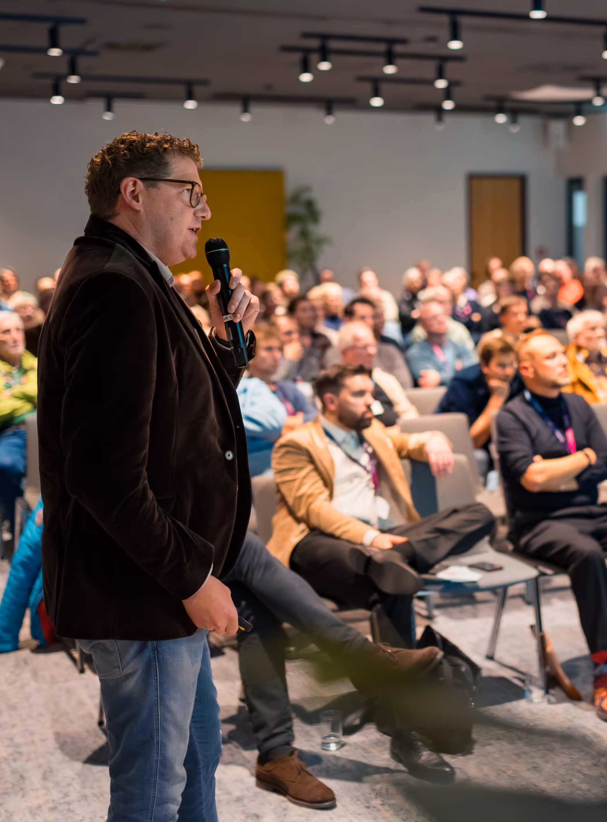 Ein Fachbesucher auf dem Knieforum Münsterland beim Networking