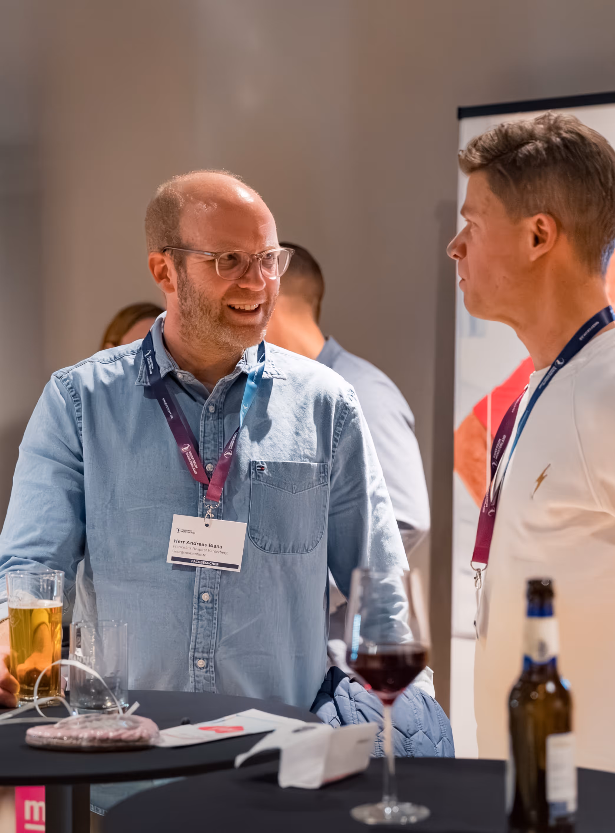 Teilnehmerinnen und Teilnehmer im Gespräch an der Anmeldung des KnieForums Münsterland 2024