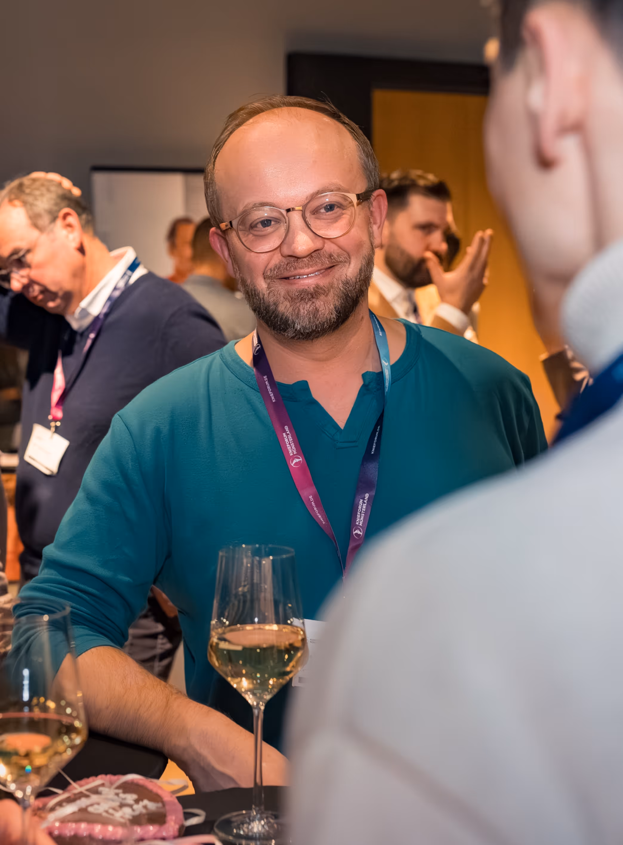 Teilnehmerinnen und Teilnehmer im Gespräch an der Anmeldung des KnieForums Münsterland 2024