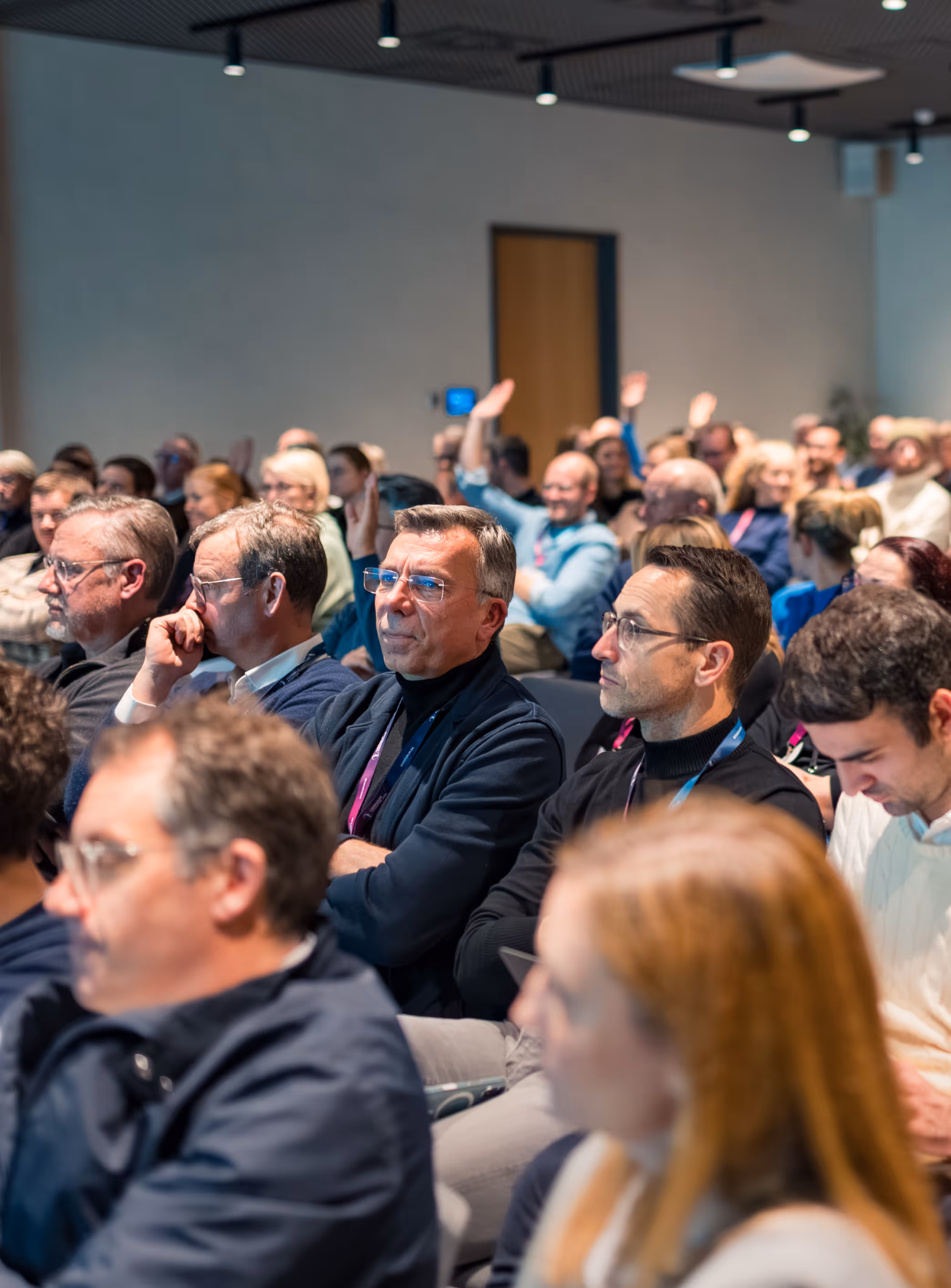 Besucher des Knieforum Münsterland machen ein Selfie