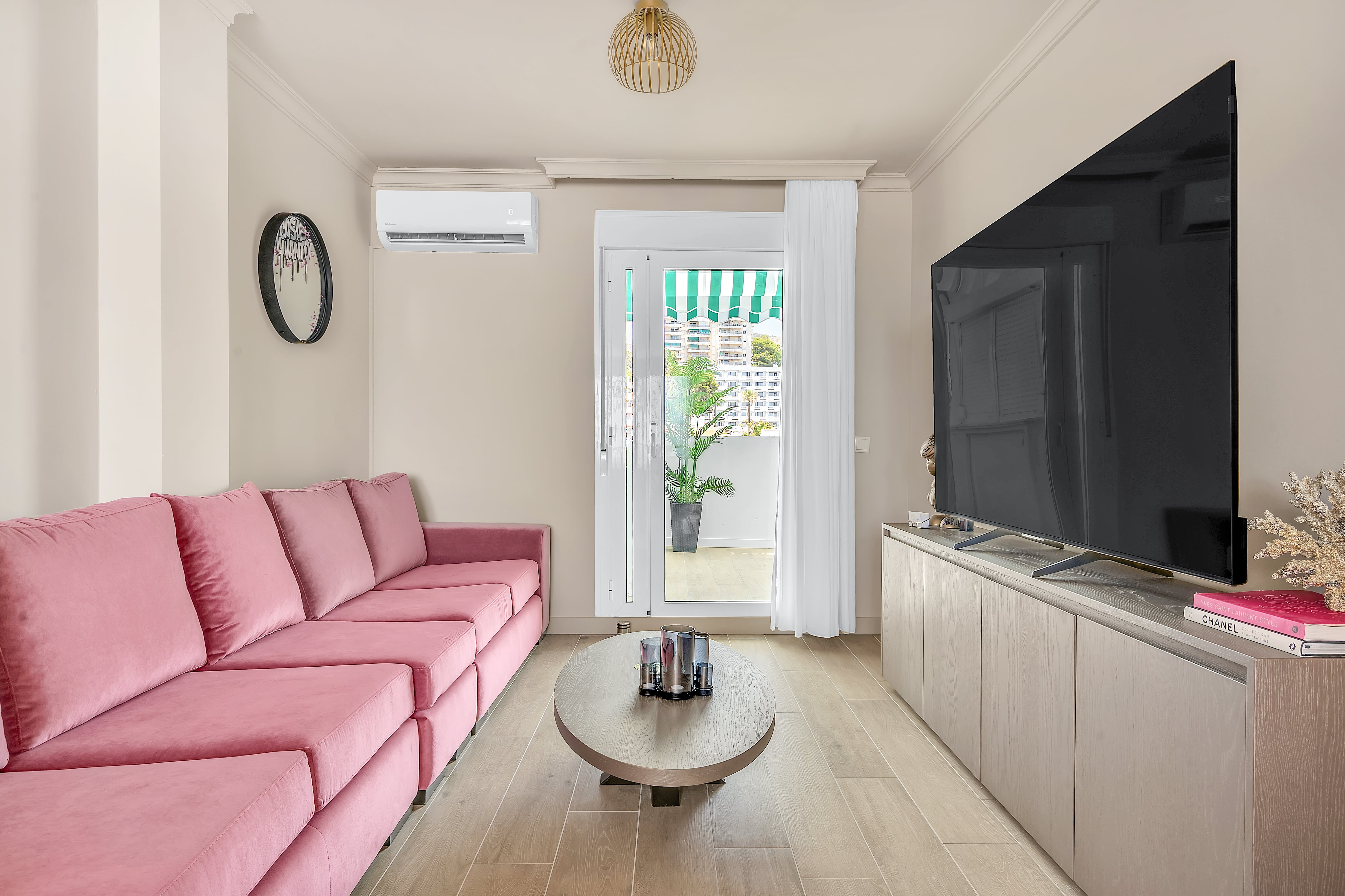 open woonruimte met eetgedeelte – Casa Lyvanto 2.0 en bank