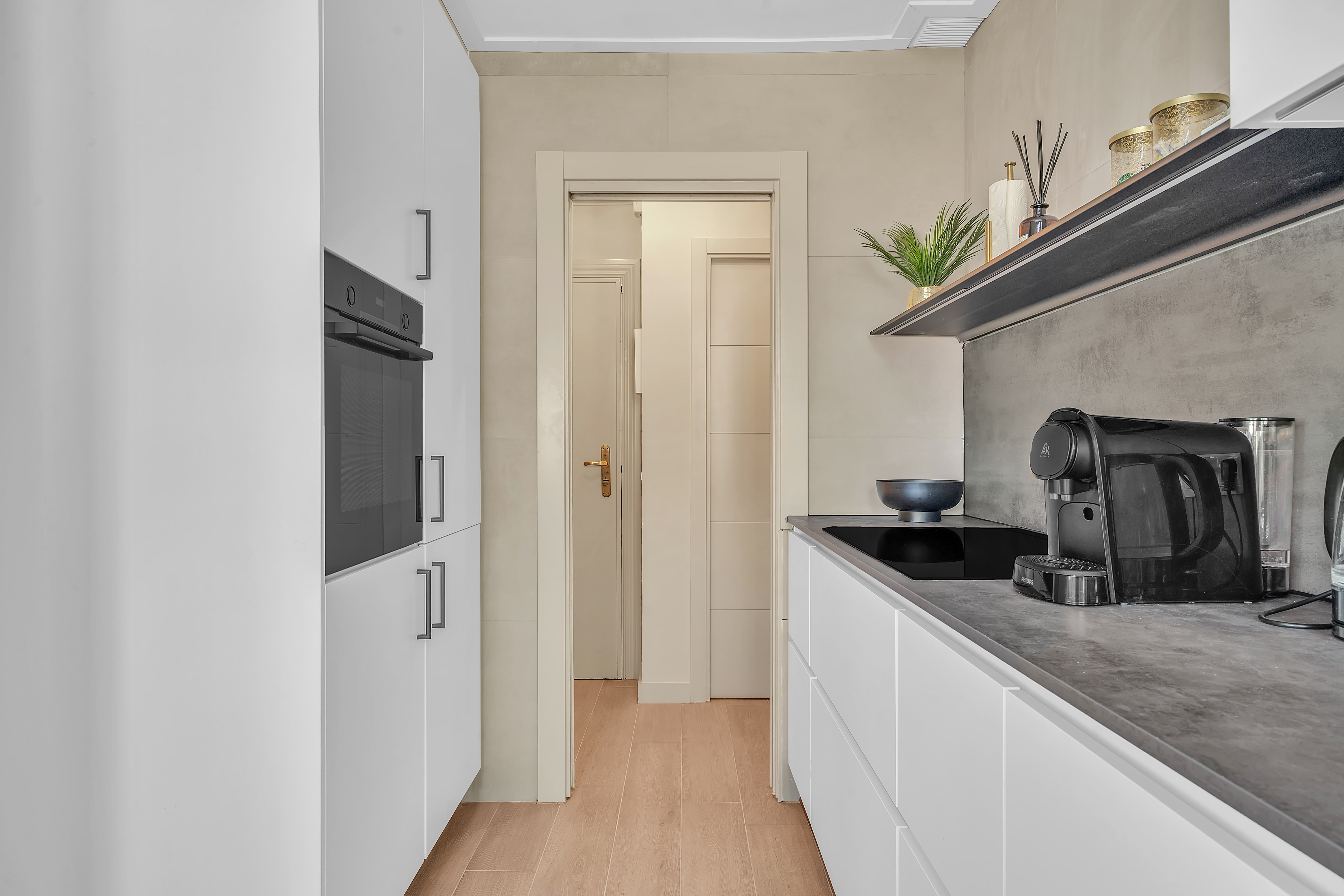 Volledig ingerichte keuken met moderne apparatuur