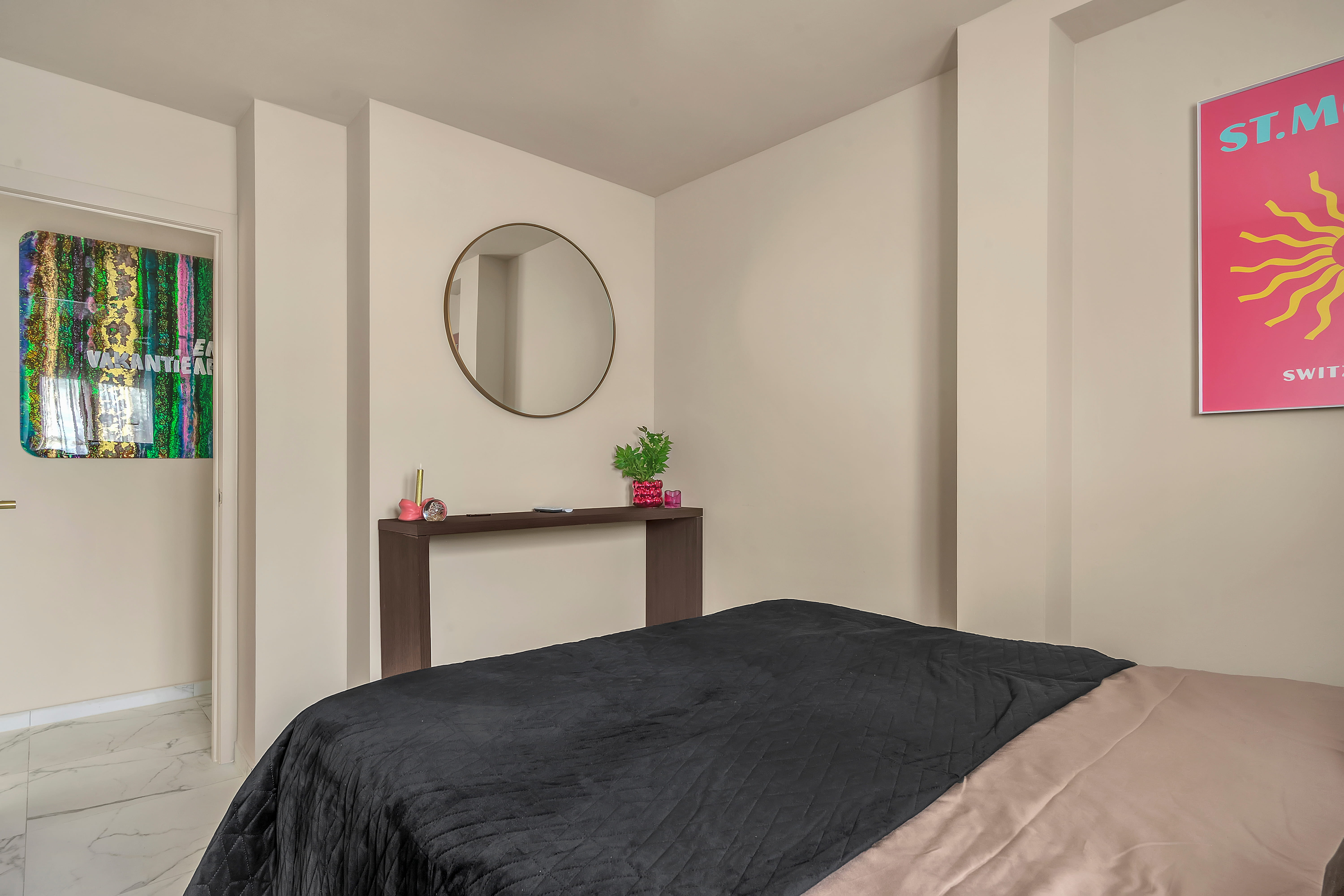 Elegant ingerichte slaapkamer waar comfort en design samenkomen