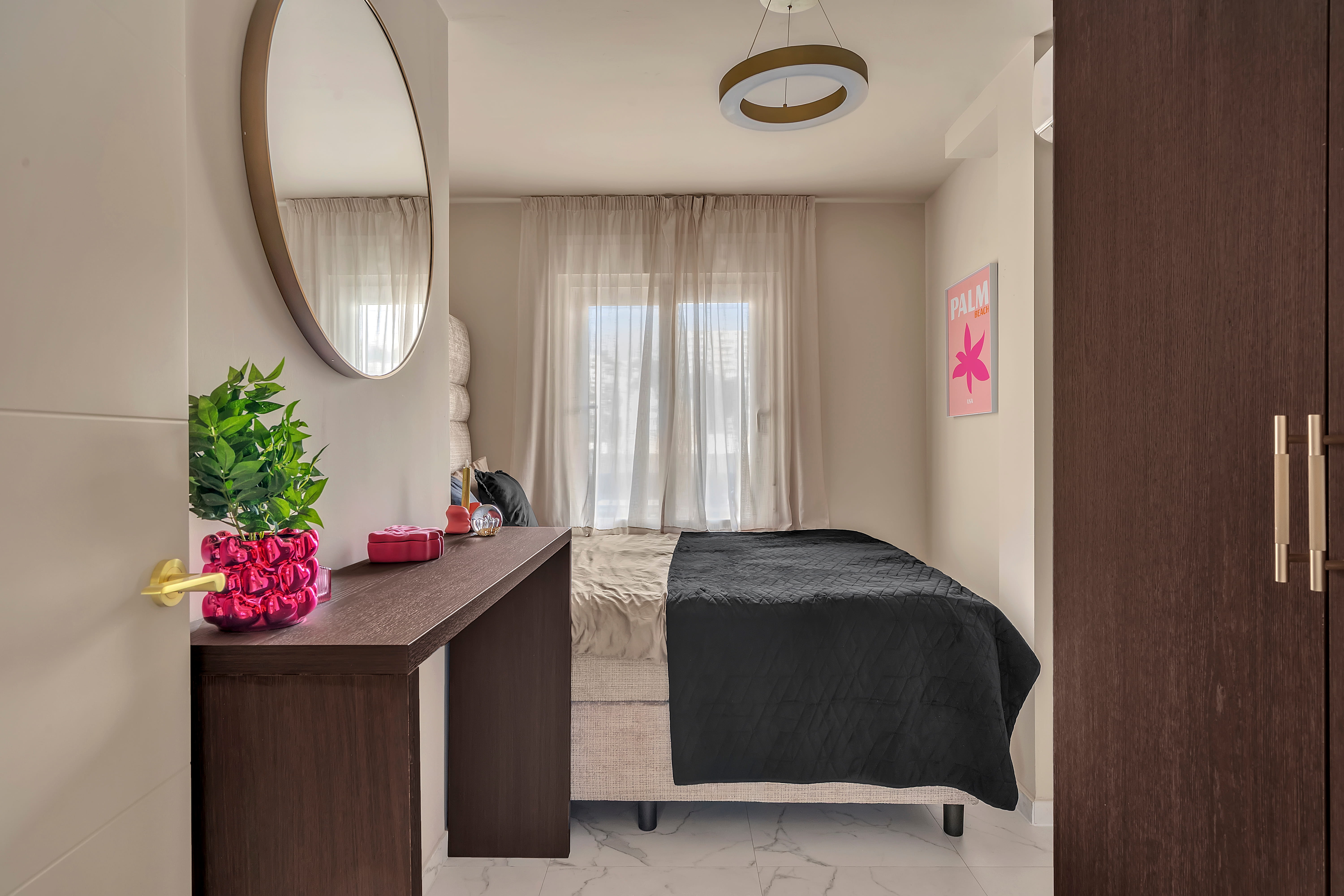 Ruime slaapkamer met zachte tinten en een ontspannen sfeer