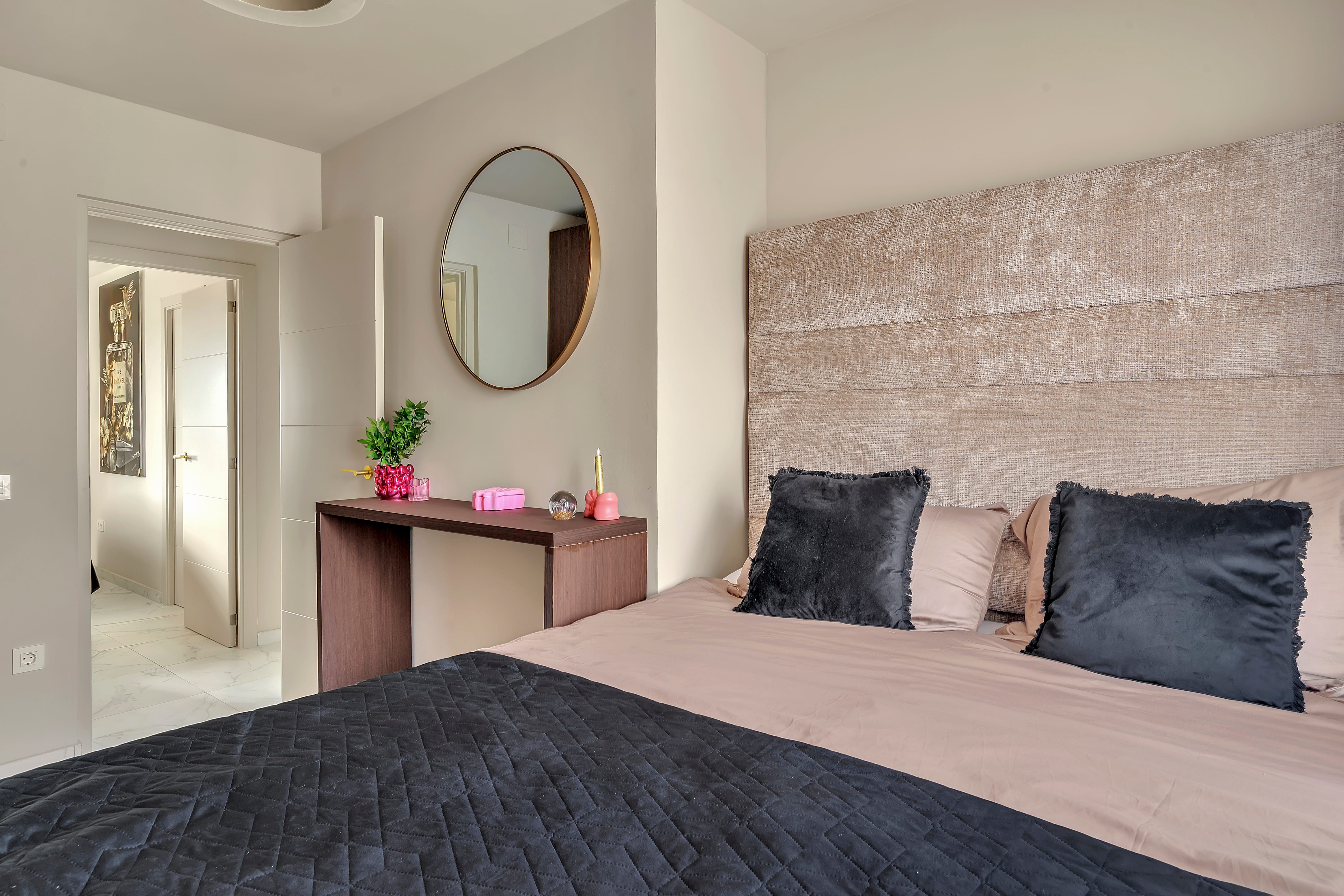 Luxe slaapkamer die uitnodigt tot volledig tot rust komen