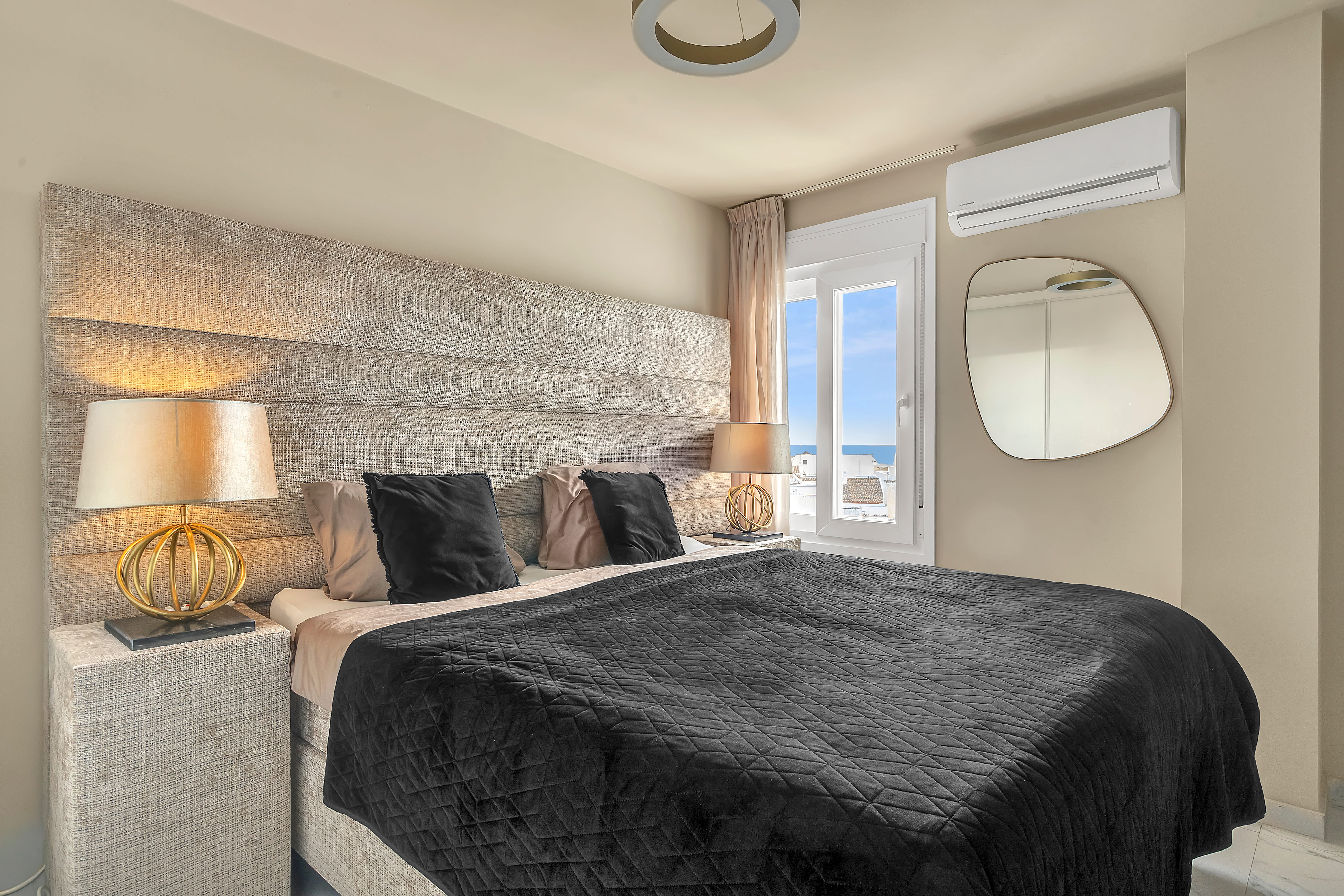 Sfeervolle slaapkamer met oog voor detail en comfort