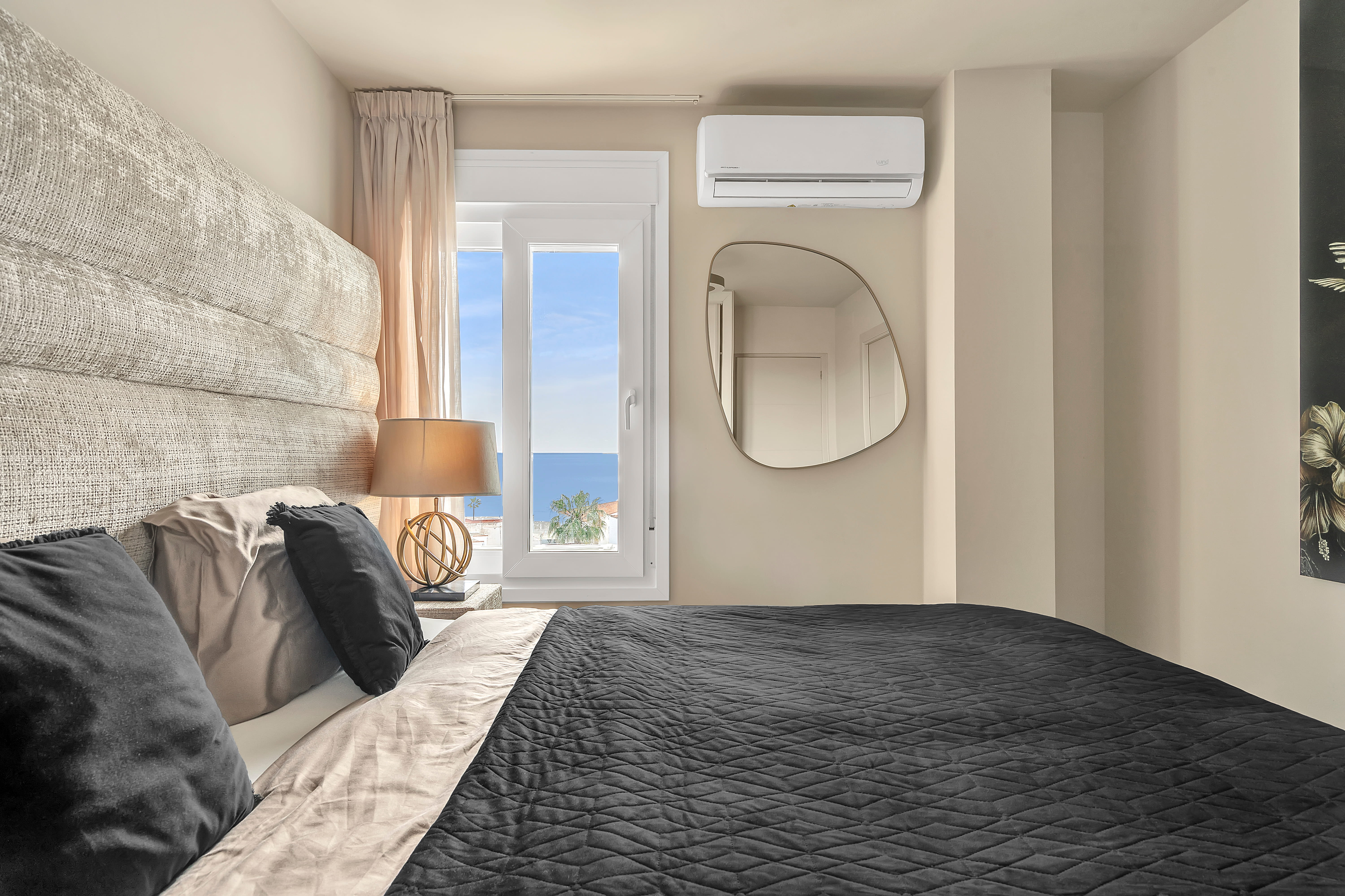 Moderne slaapkamer met een serene en verfijnde uitstraling