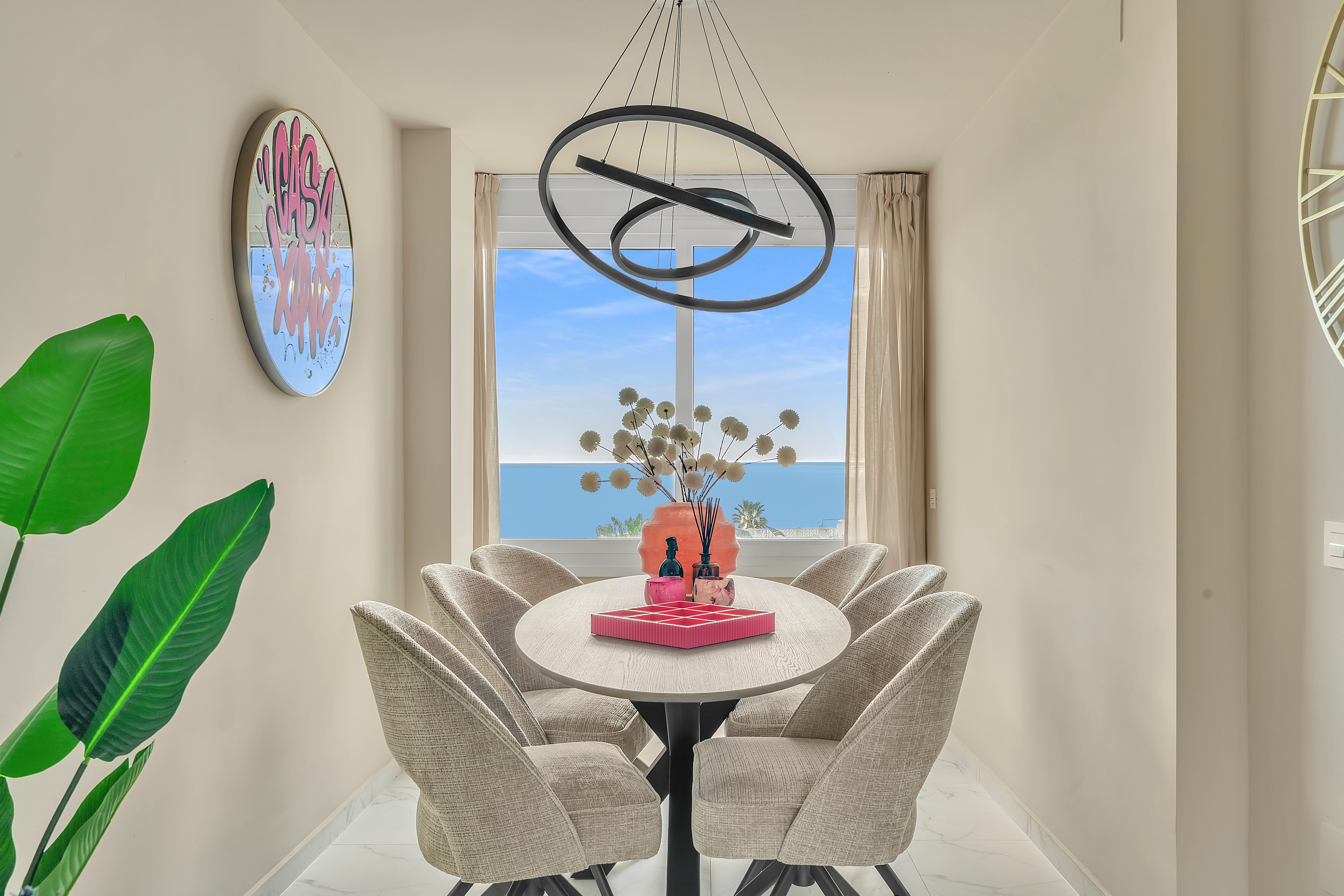 Gezellige eethoek met prachtig uitzicht op zee, perfect voor lange diners