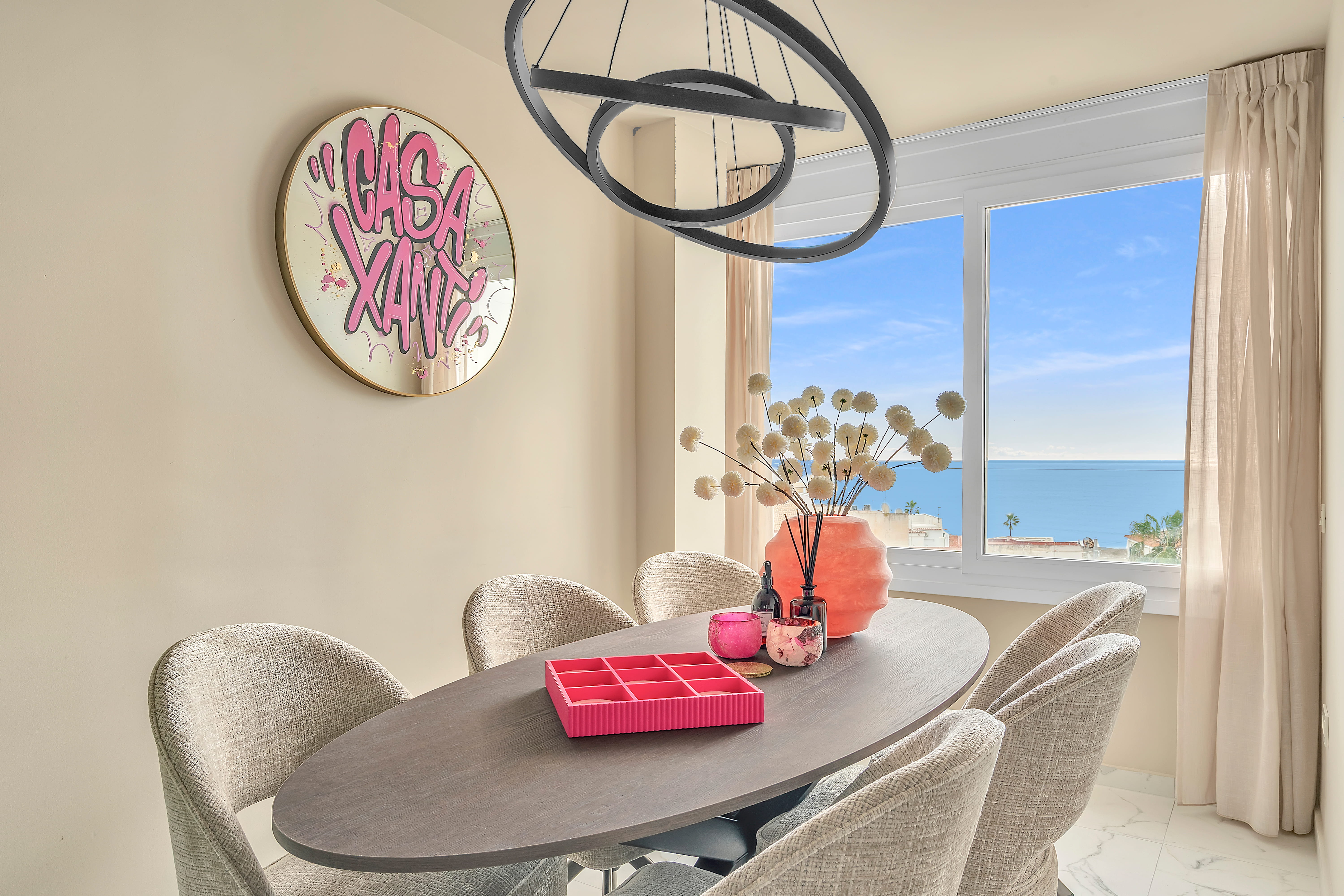 Eethoek met panoramisch zeezicht waar elke maaltijd bijzonder wordt