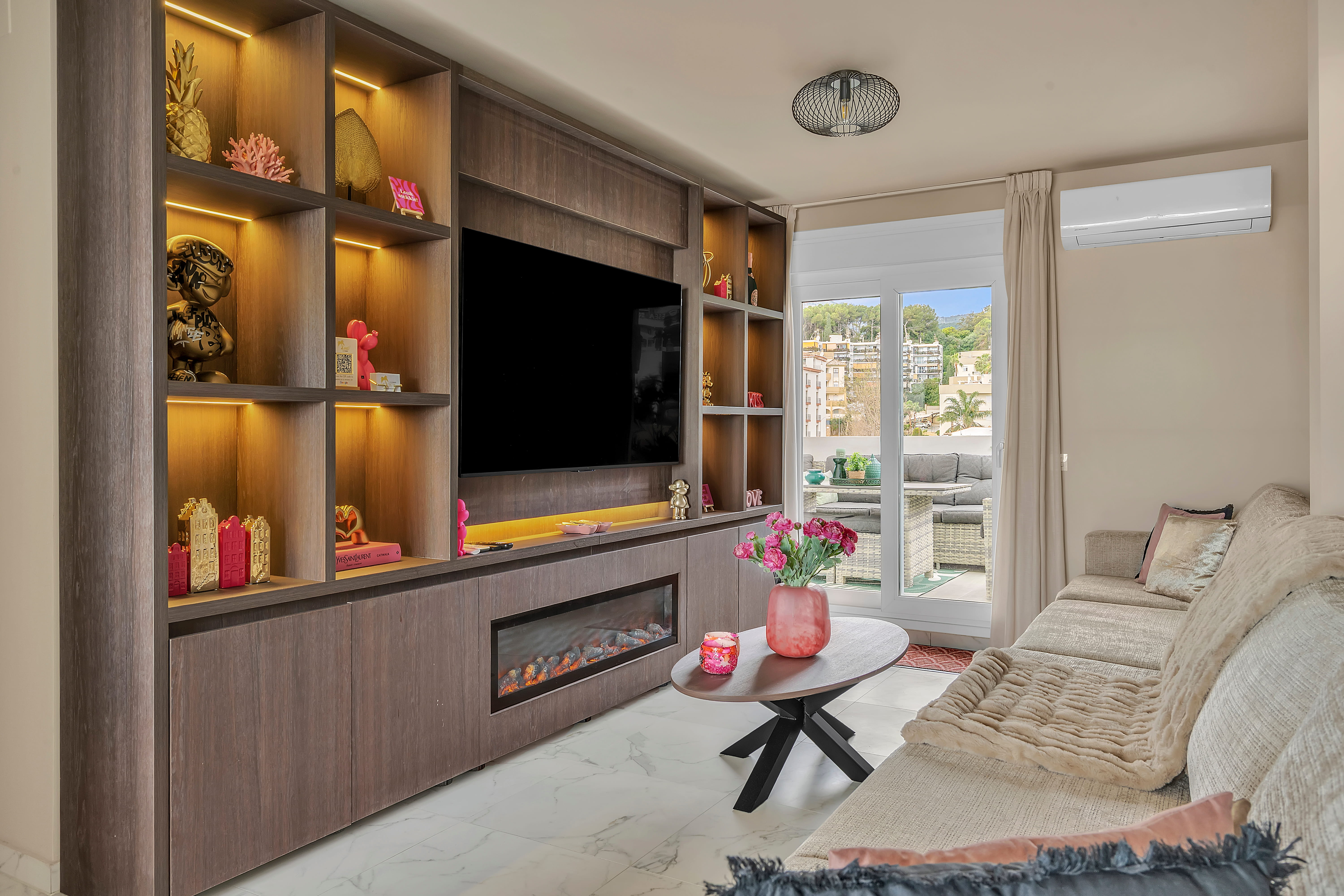 Ruime woonkamer met comfortabele loungebank en moderne TV-hoek