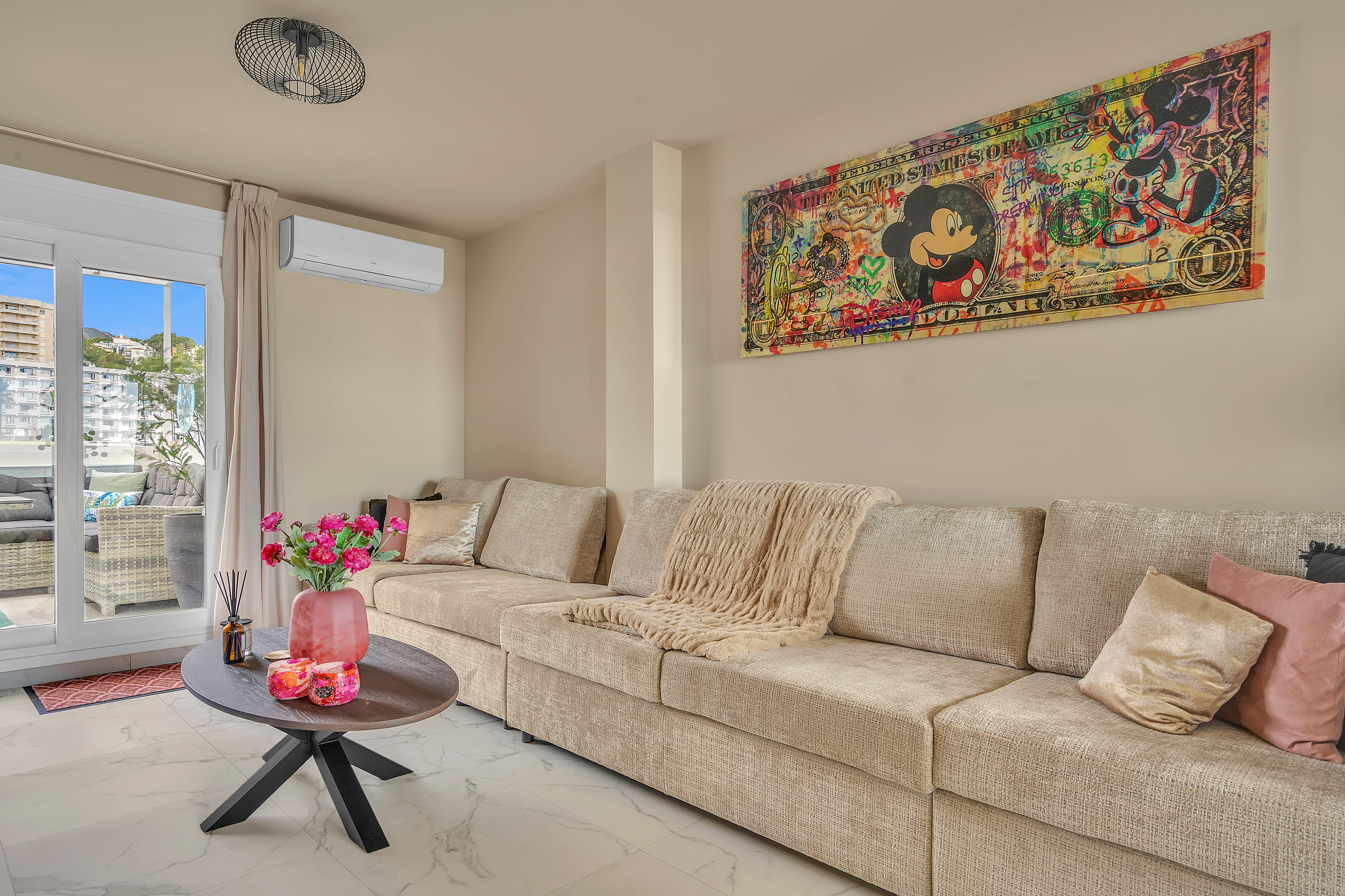 Sfeervolle living met royale zitbank en entertainment voor ontspannen avonden