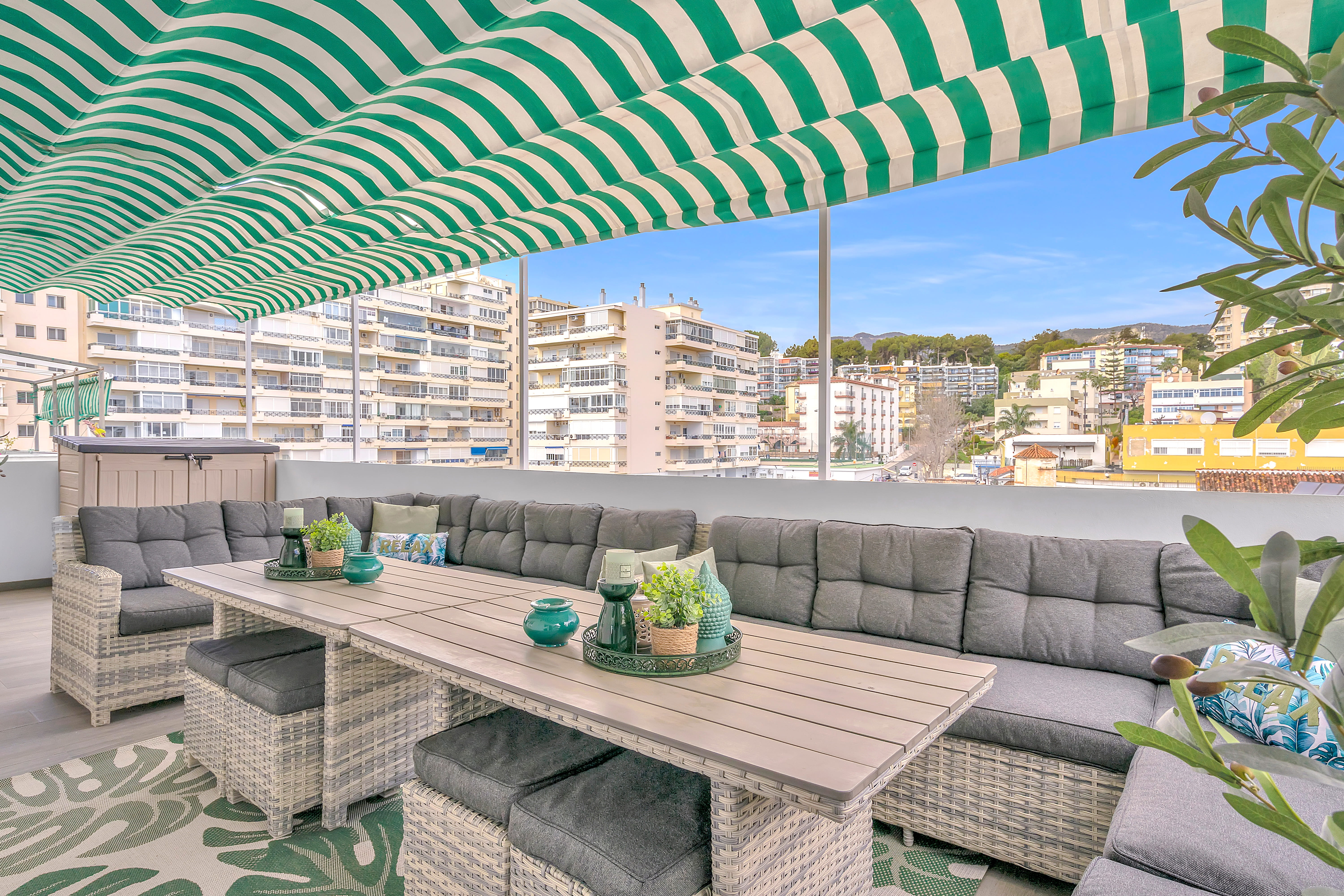 Royaal dakterras met luxe loungeset en overkapping voor ultiem buitenleven