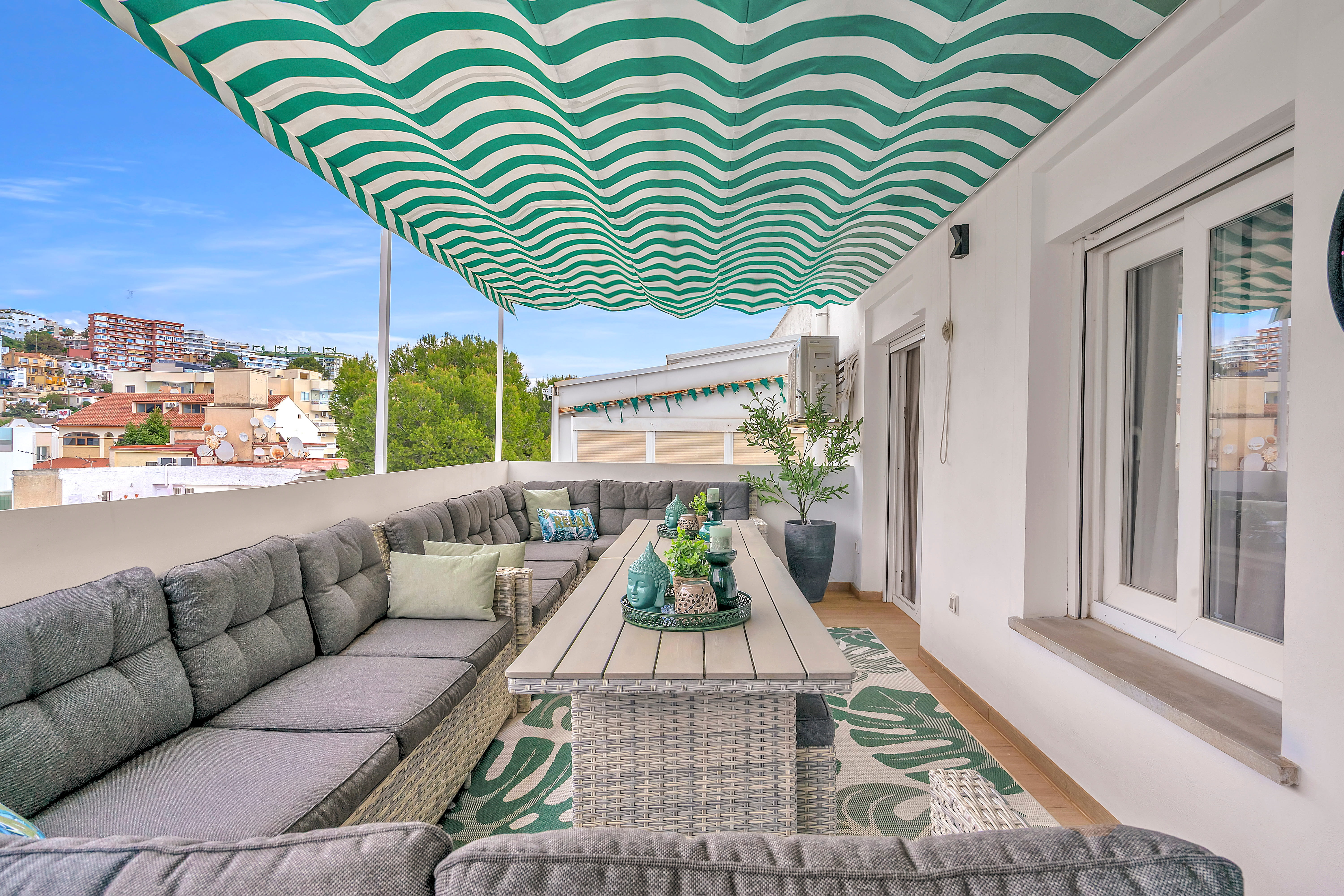 Prachtig dakterras met comfortabele loungehoek en beschutte zitplek