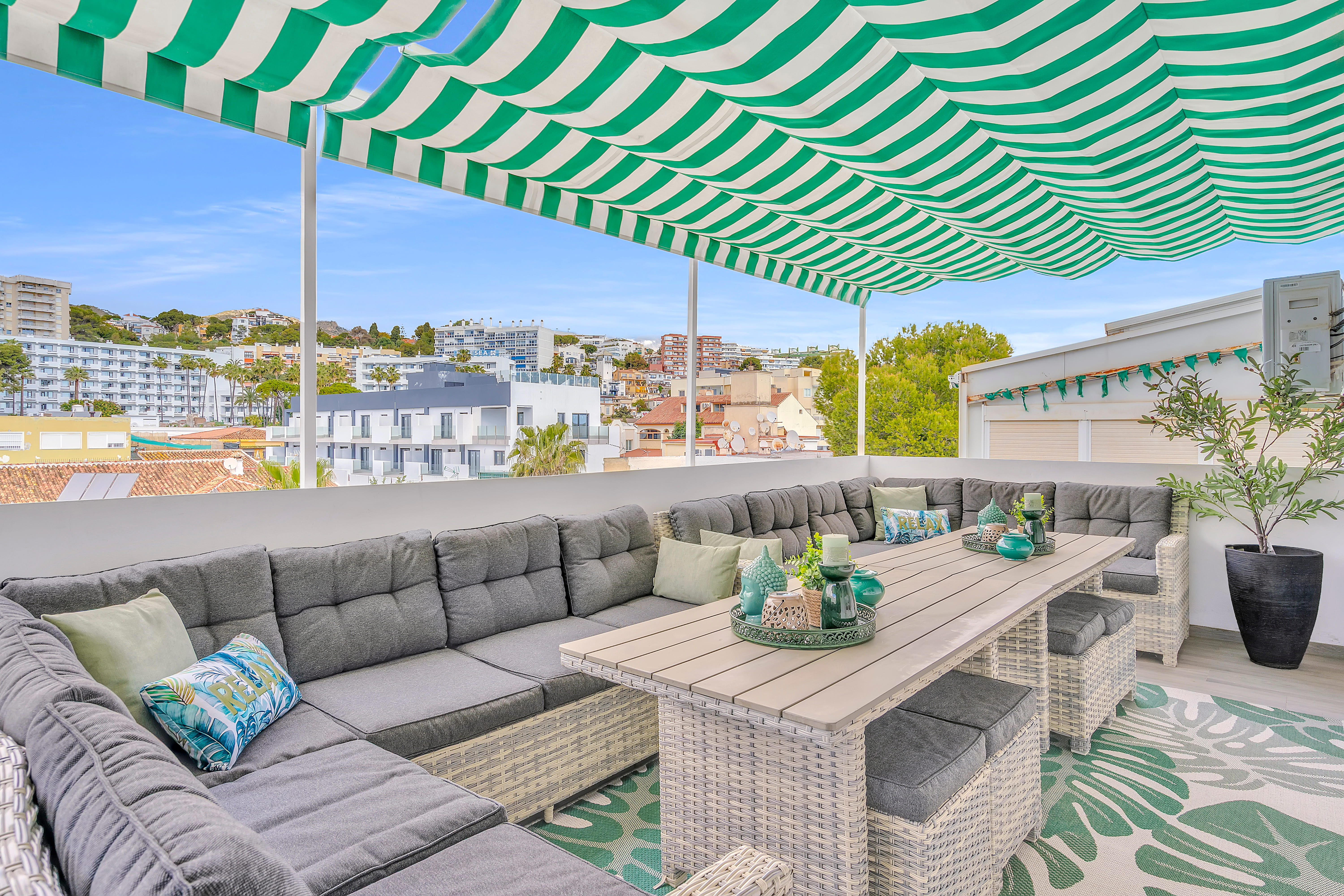 Exclusief dakterras met grote loungeset, ideaal om te ontspannen in de zon of schaduw