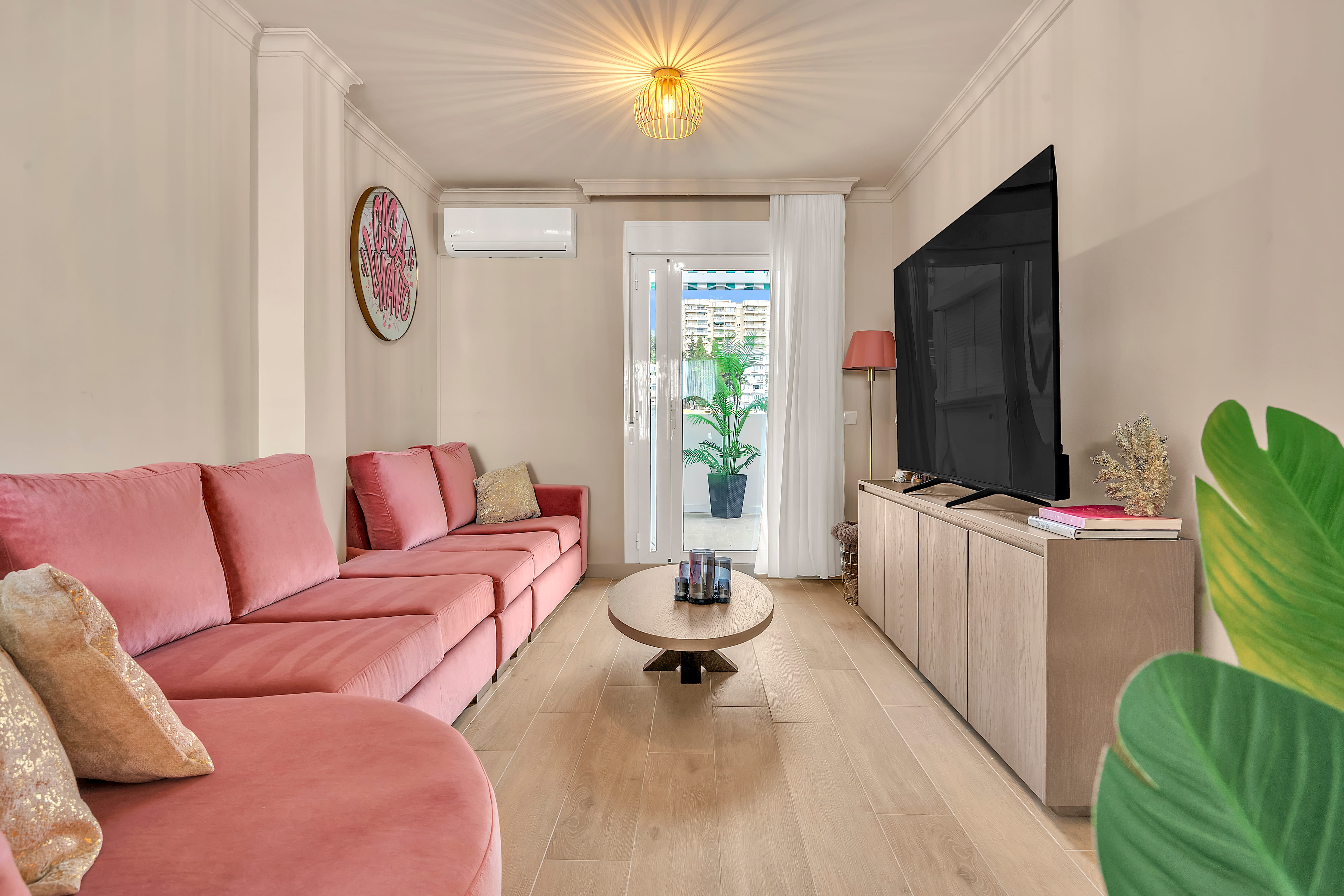 open woonruimte met eetgedeelte – Casa Lyvanto 2.0 en bank