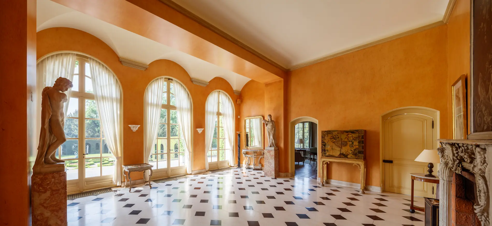 Salle de réception du Château de La Hulpe aménagée pour un événement avec Great Traiteur