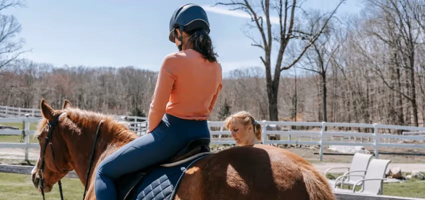 Reitlehrerin erklärt die Hilfengebung.
