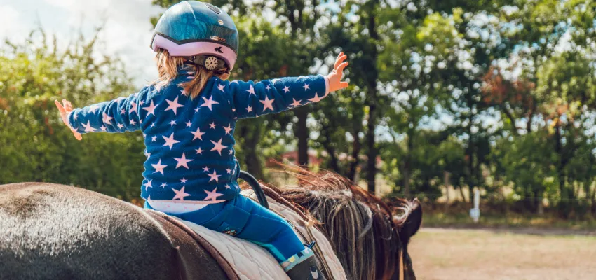 Kindgerechter Reitunterricht zum Reiten Lernen.