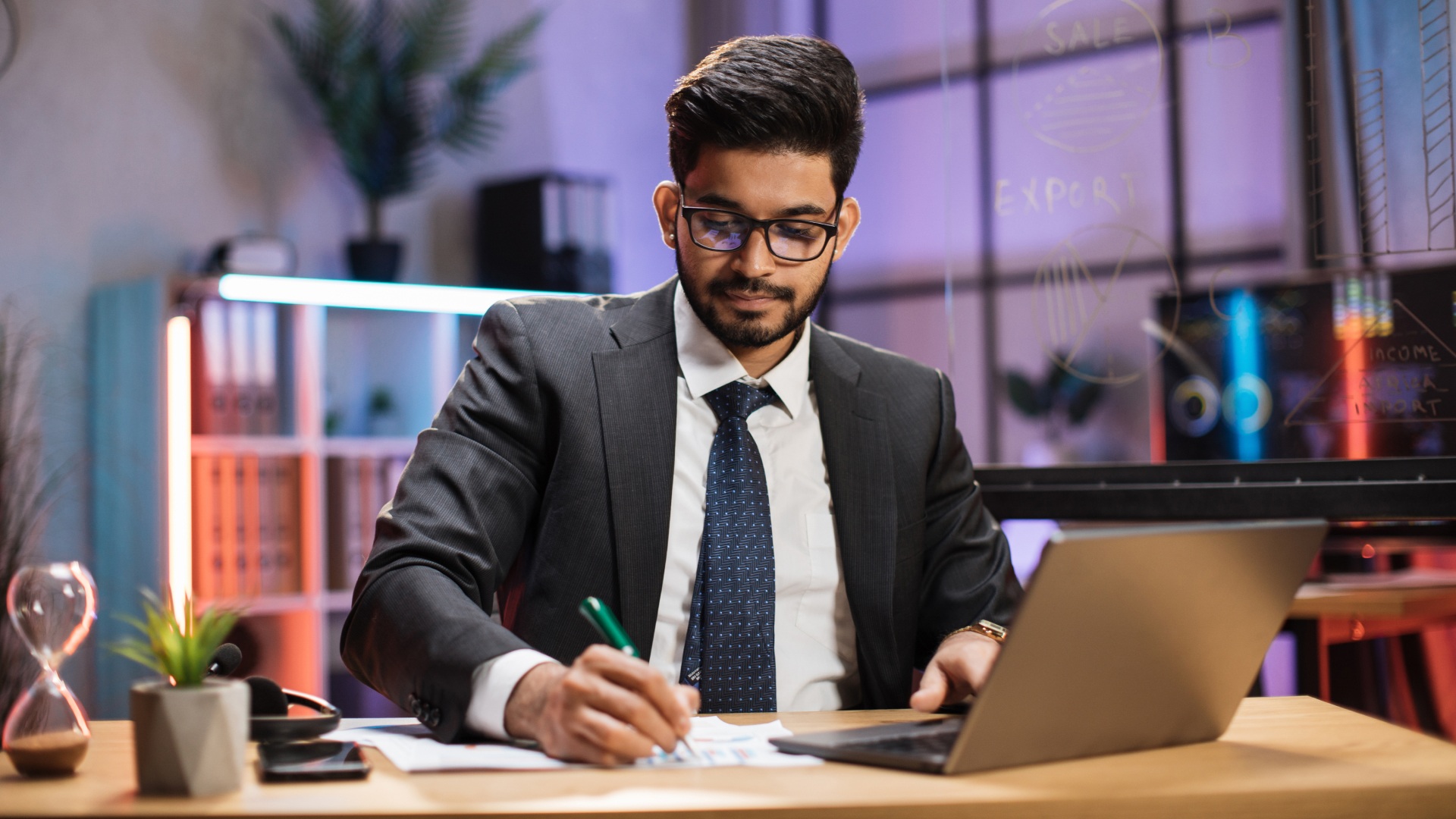 How a Receivable Accountant Supports Accurate Revenue Tracking