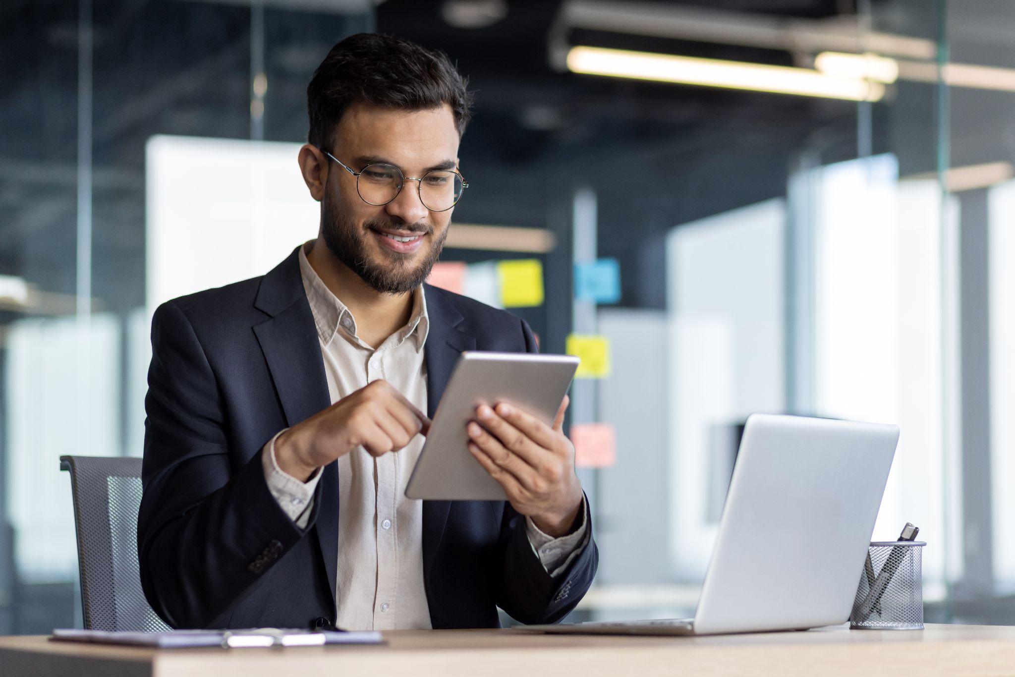 دور أنظمة ERP في إدارة الموارد البشرية – الميزات والفوائد الرئيسية