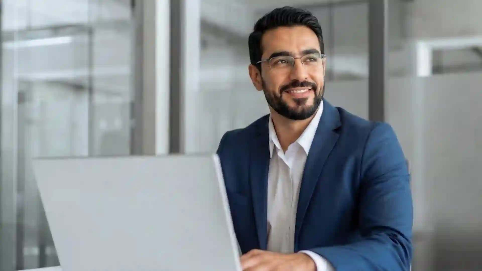 تدريب المبيعات بالذكاء الاصطناعي: كيف يدفع الأتمتة الذكية أداء المبيعات