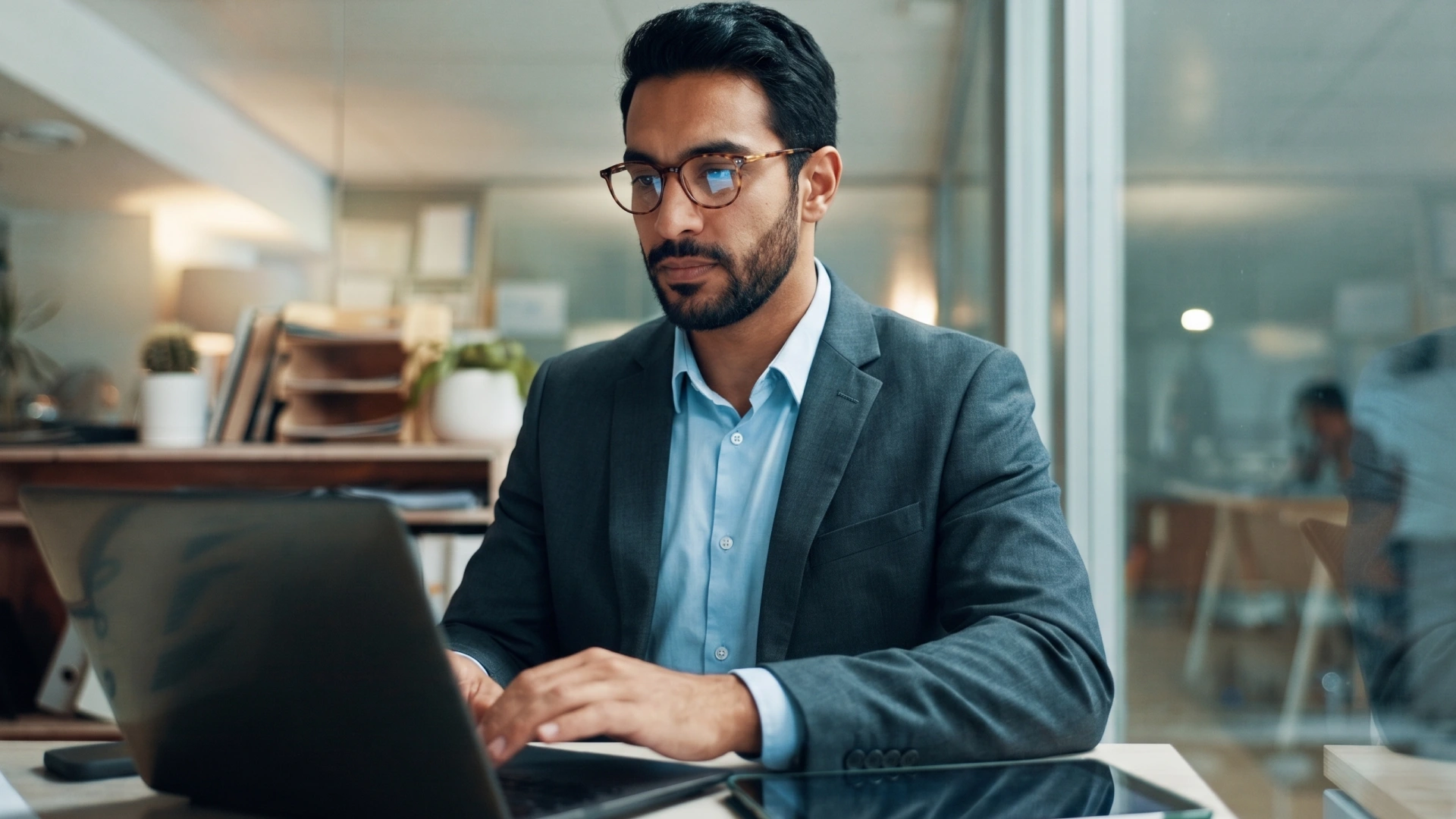 الذكاء الاصطناعي في المبيعات بين الشركات: استراتيجيات وأدوات لتحقيق النجاح
