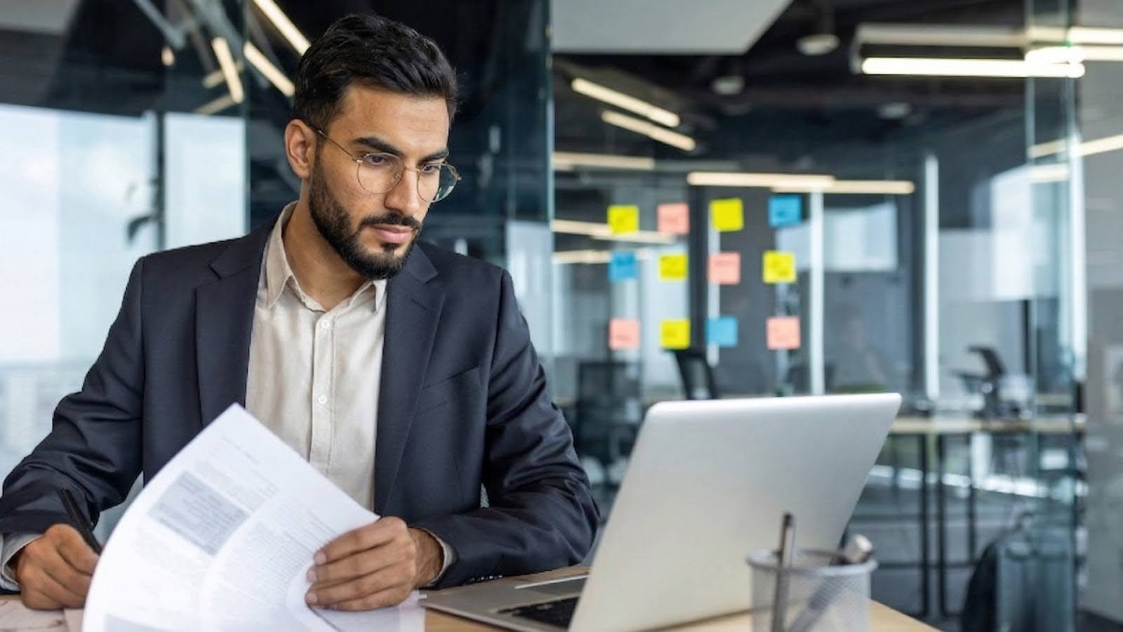 فهم التعاقد: الأنواع والمسؤوليات والإدارة الفعّالة