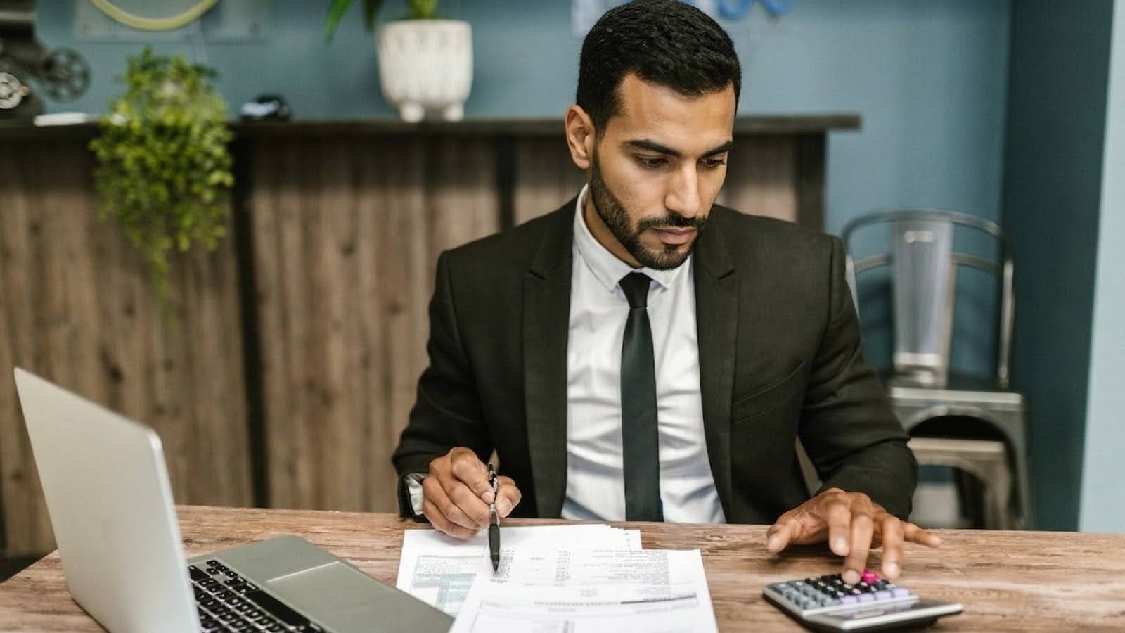 كيفية حساب قيود يومية المبيعات مع الضريبة وتحليلها