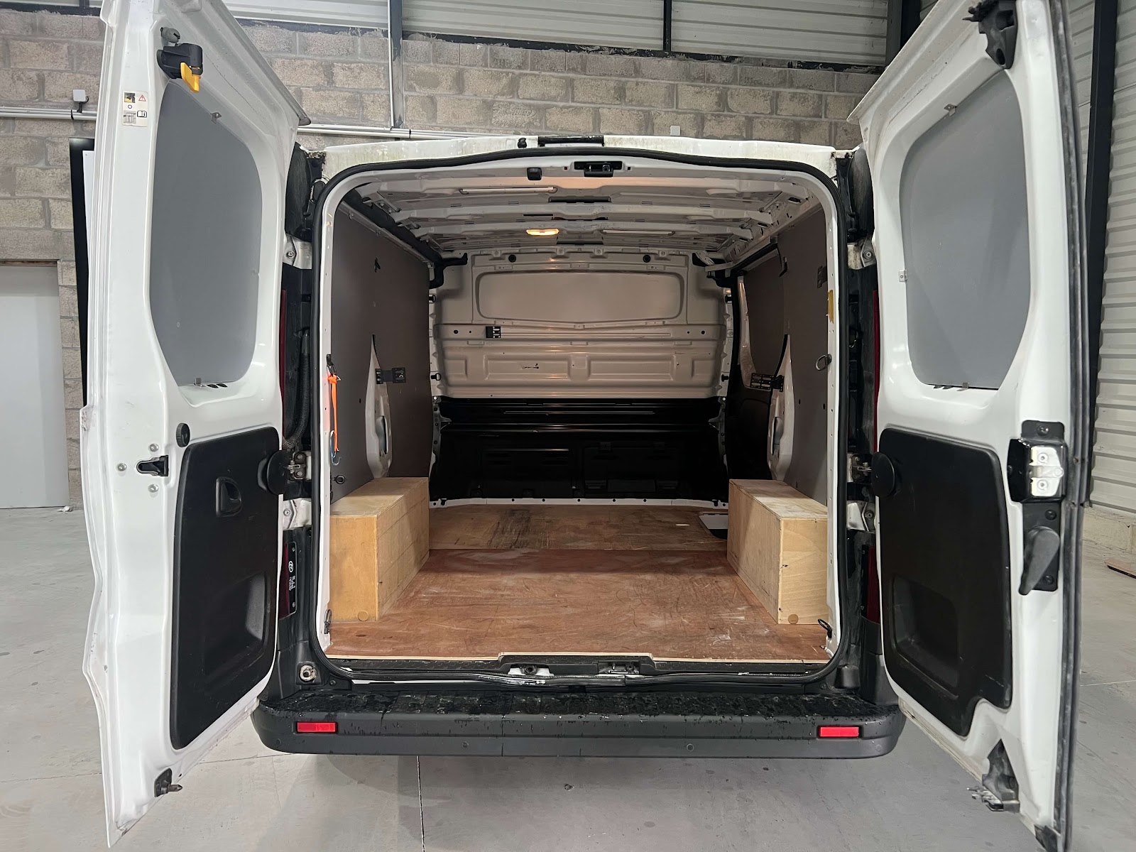 Renault Trafic L1H1, portes arrière ouvertes