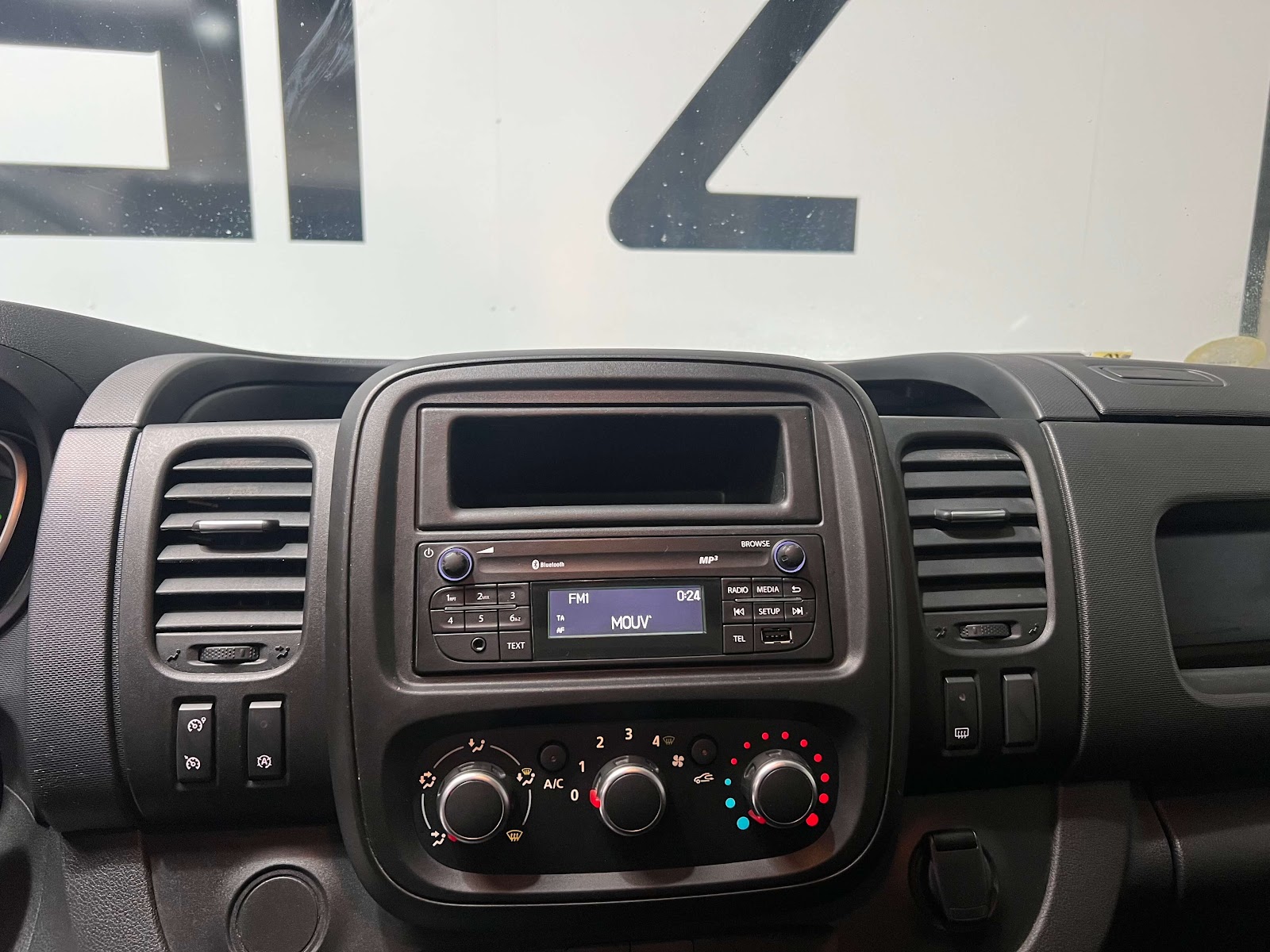 Renault Trafic L1H1, autoradio et climatisation