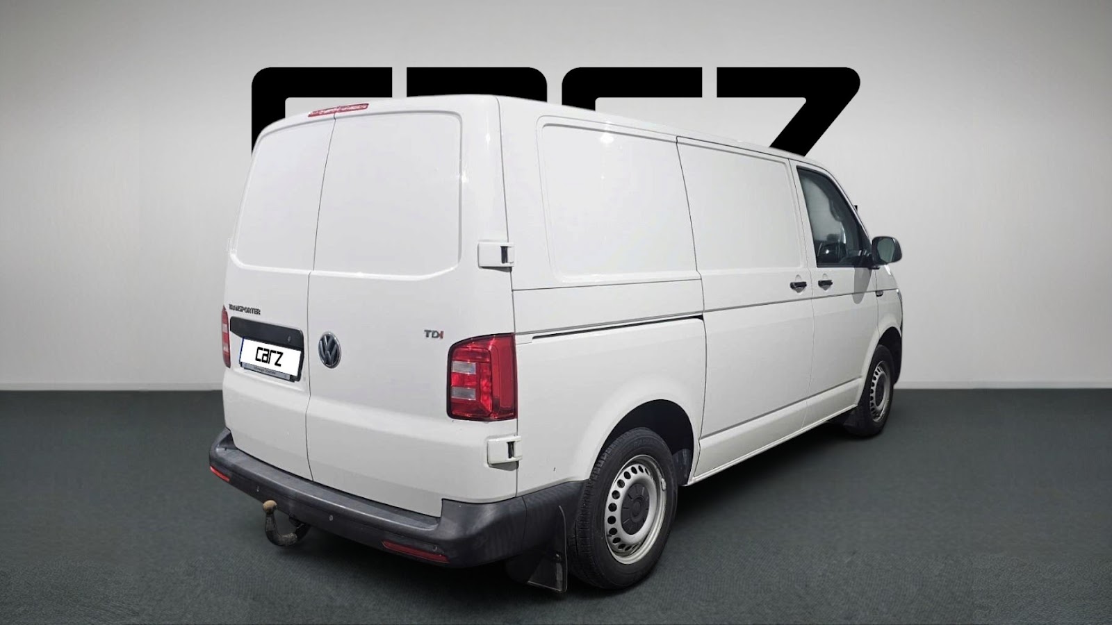 Volkswagen Transporter T6 L1H1 blanc, trois-quarts arrière avec attelage