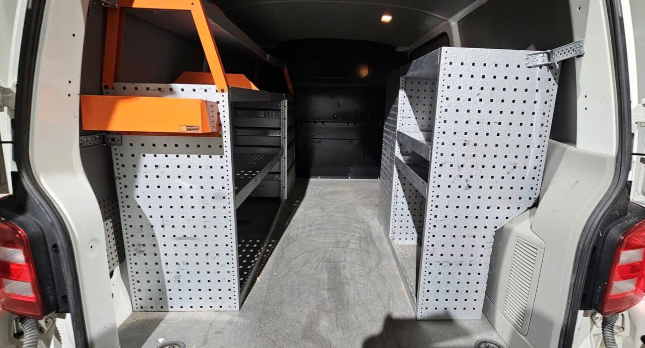 Volkswagen Transporter T6 L1H1, espace de chargement portes ouvertes