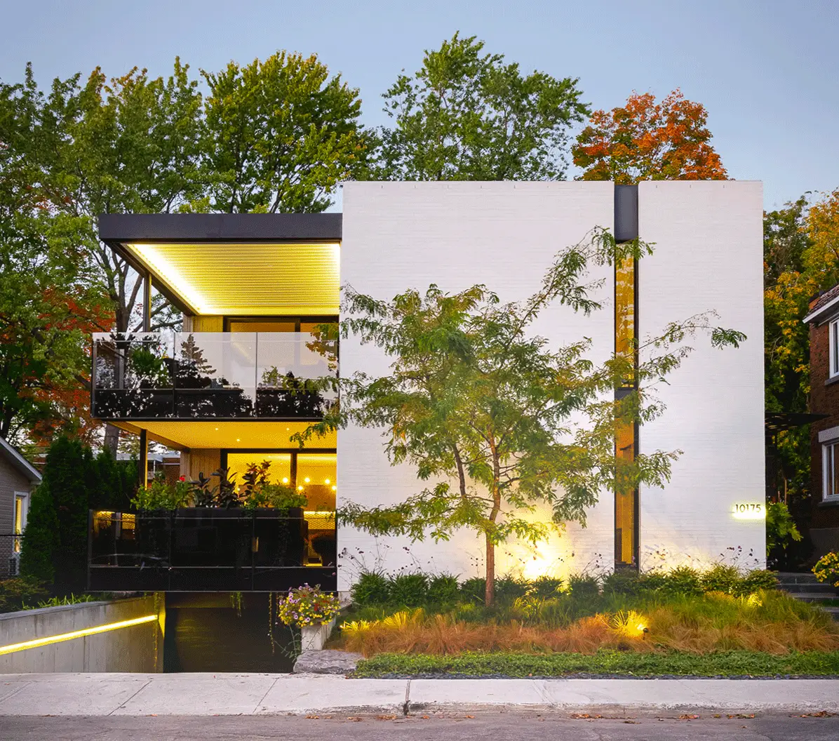 project installation landscaping with aero bioclimatic pergola with fixscreen exterior blinds by renson integrated into the roof in montreal on balcony architect house design by patrick st-onge pso pergola 