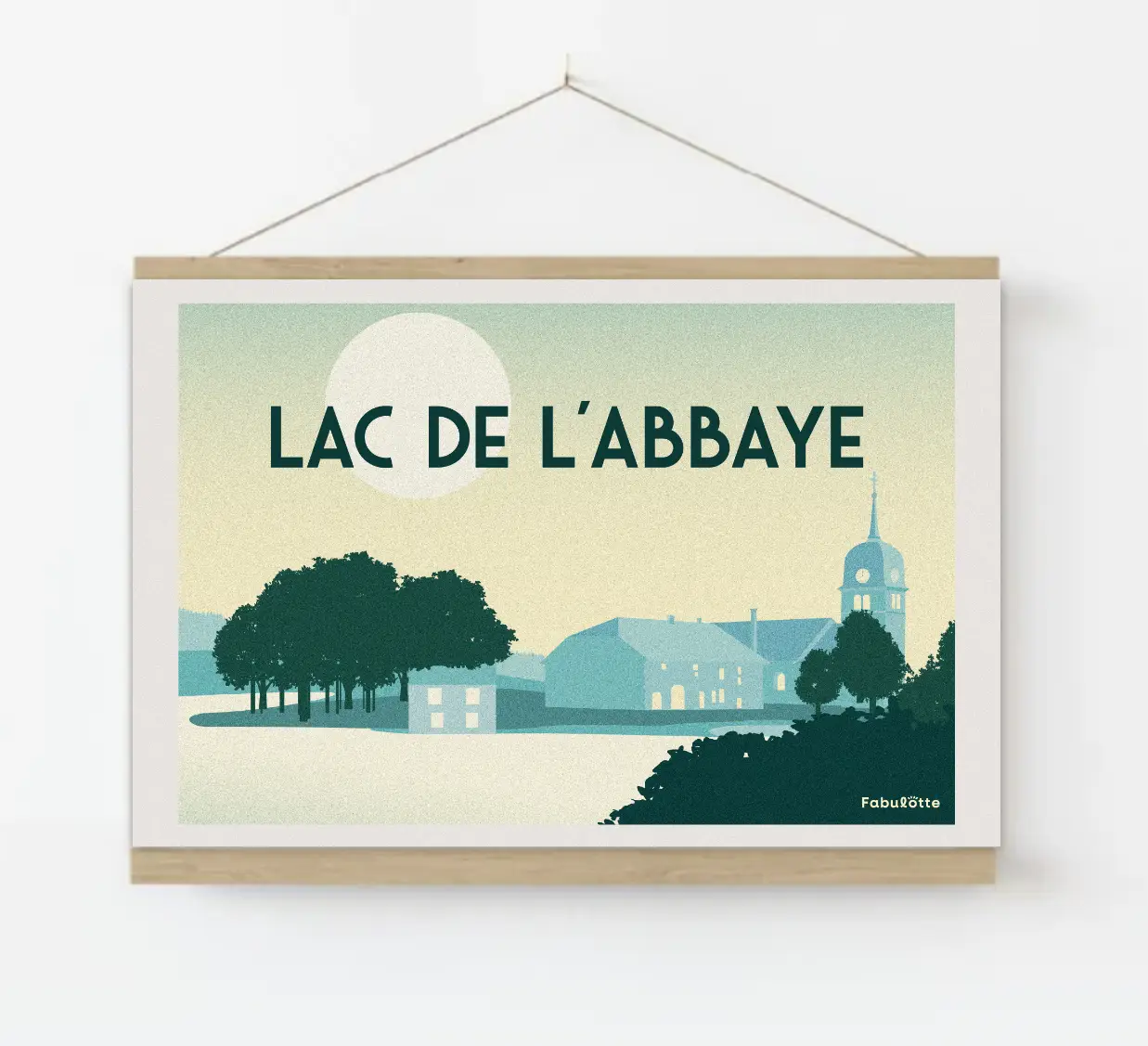 Affiche vectorielle moderne du Lac de L'abbaye - Monts Jura - vert en paysage - sur porte affiche en bois - Édition limitée par Fabulotte.