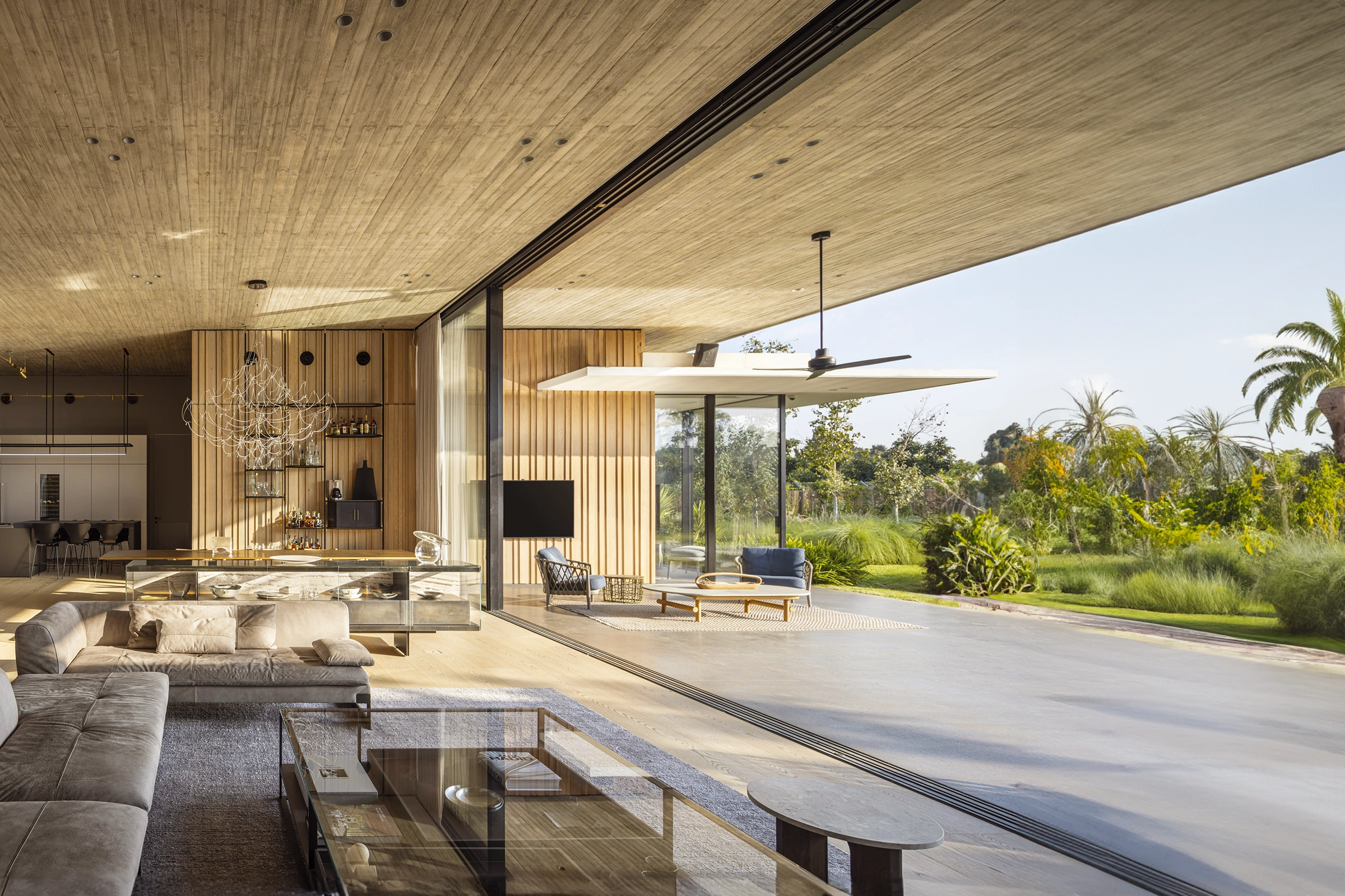 Système de menuiserie pour coulissant minimaliste de grande dimension présenté dans une maison d'architecte.