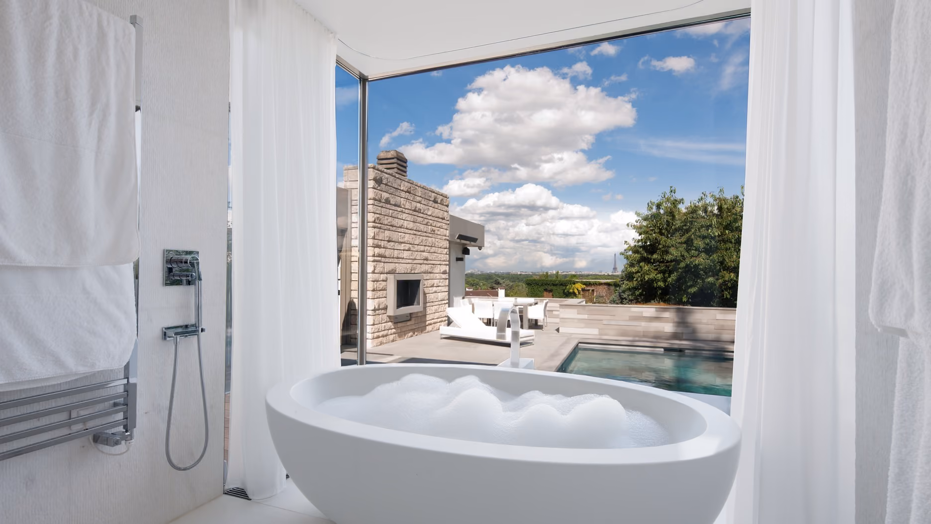 salle de bain avec fenêtre minimaliste fixe au cadre fin