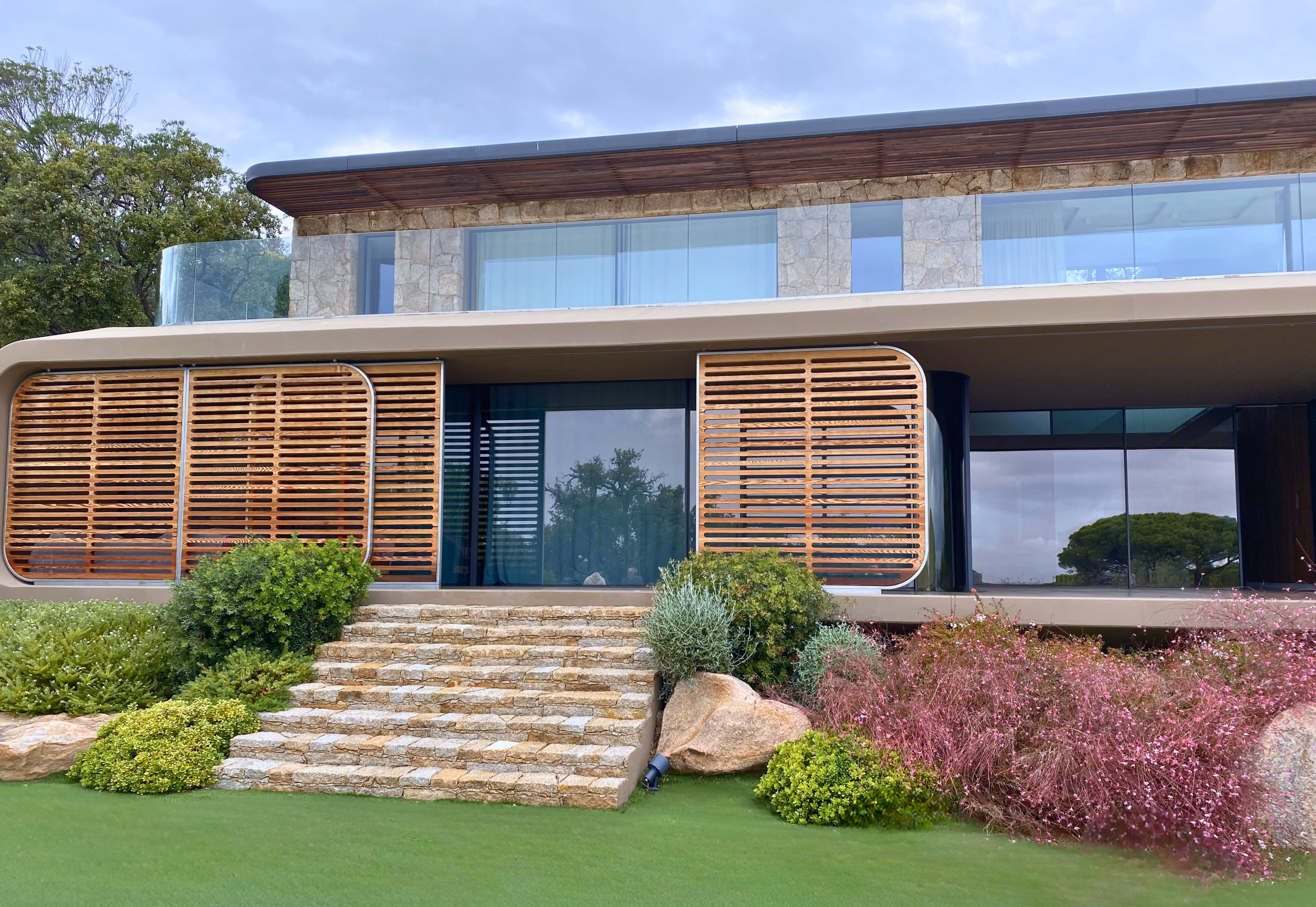 Menuiserie aluminium minimaliste grande largeur en Corse