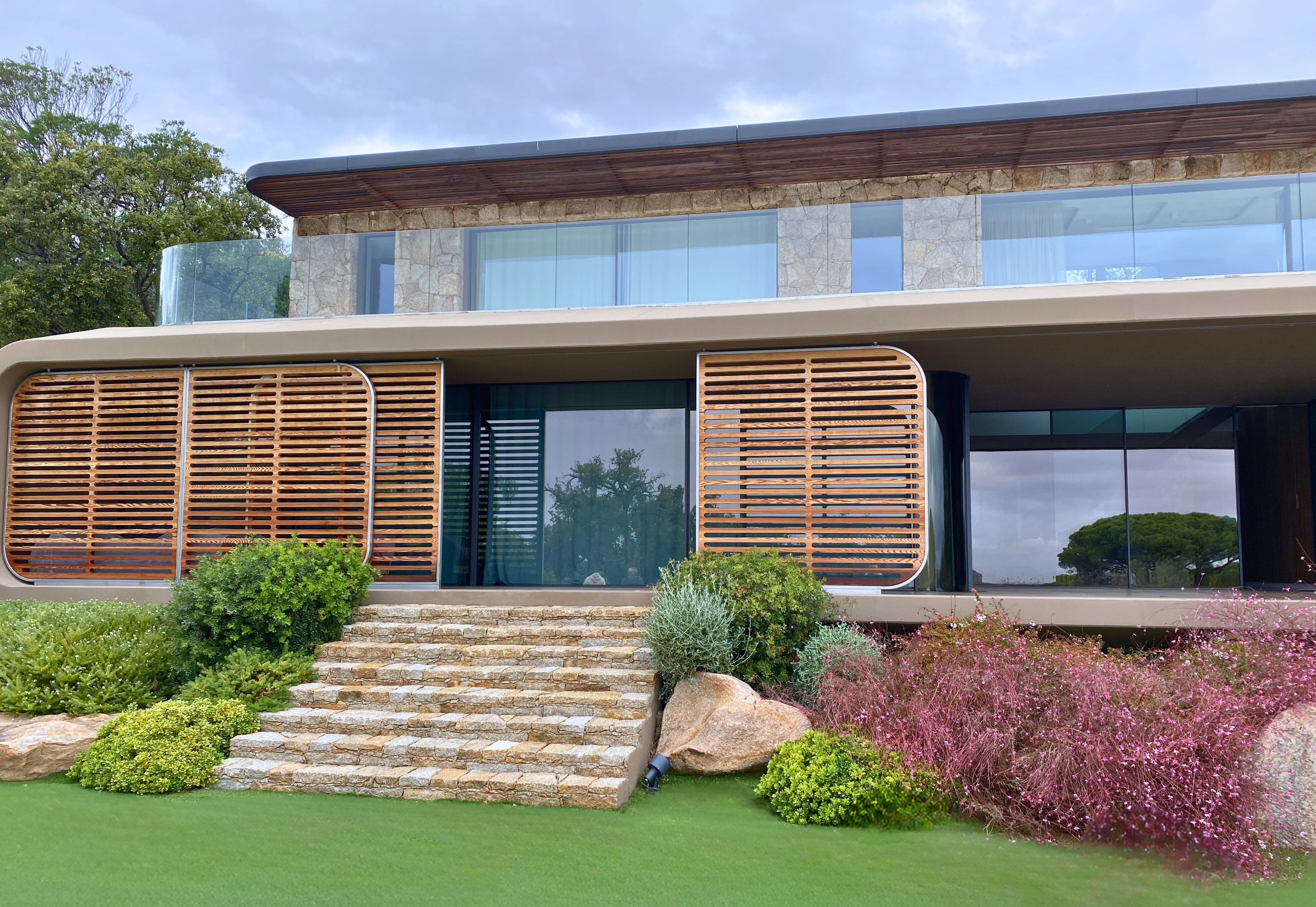 Menuiserie aluminium minimaliste grande largeur en Corse