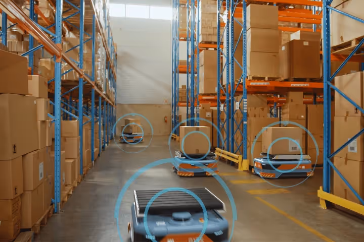 KI in der Intralogistik: Wie der KINEXON AI Assistent die Effizienz der Flotte mobiler Roboter und die Sichtbarkeit des Lagers maximiert
