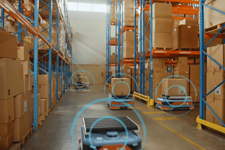 KI in der Intralogistik: Wie der KINEXON AI Assistent die Effizienz der Flotte mobiler Roboter und die Sichtbarkeit des Lagers maximiert