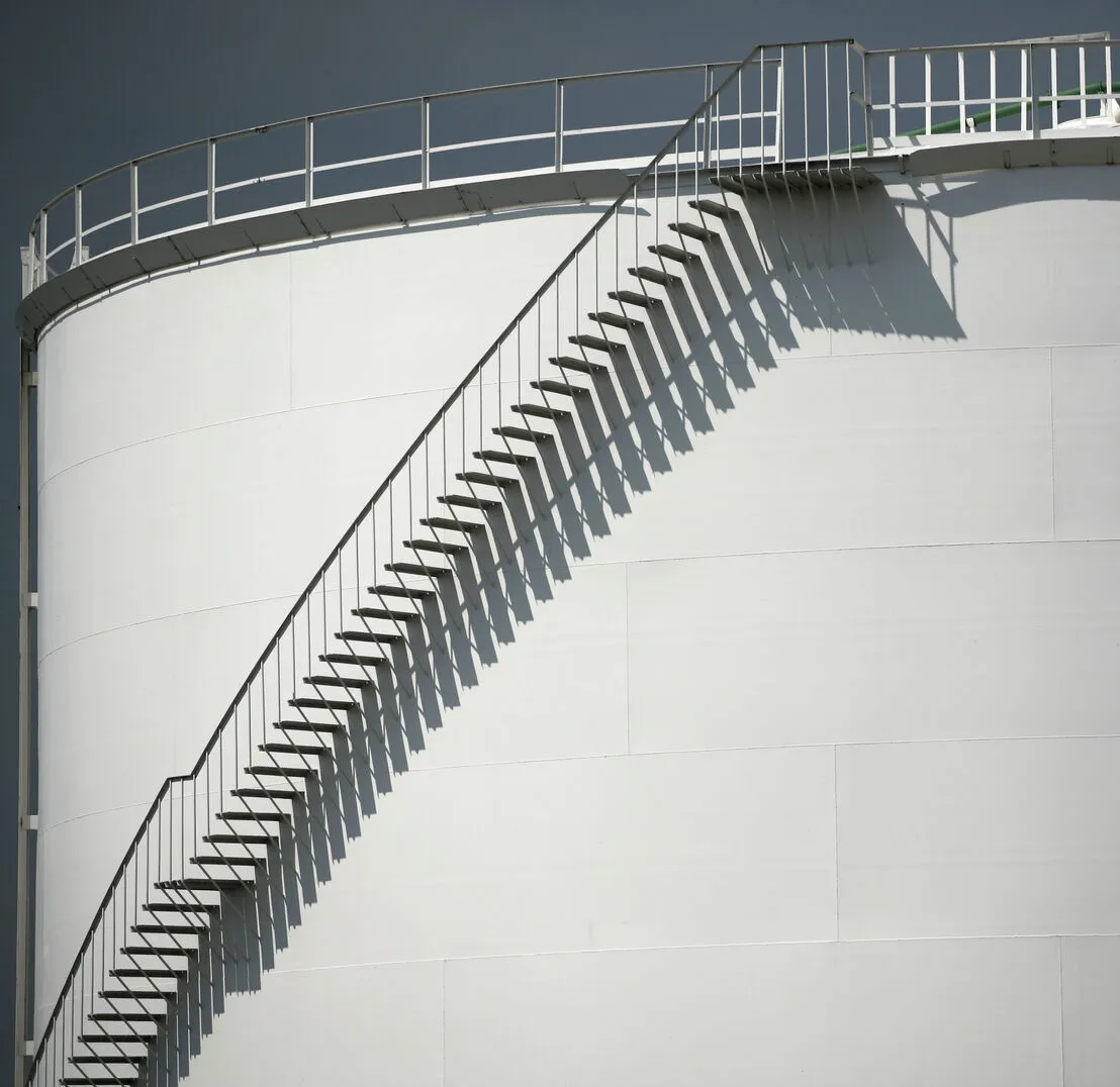 Oil tops $100/bbl as prospects for quick Hormuz reopening dim