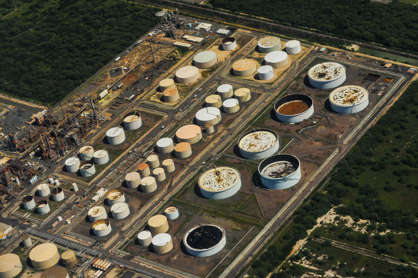 US turns to Iranian oil to cool prices, but barriers remain high