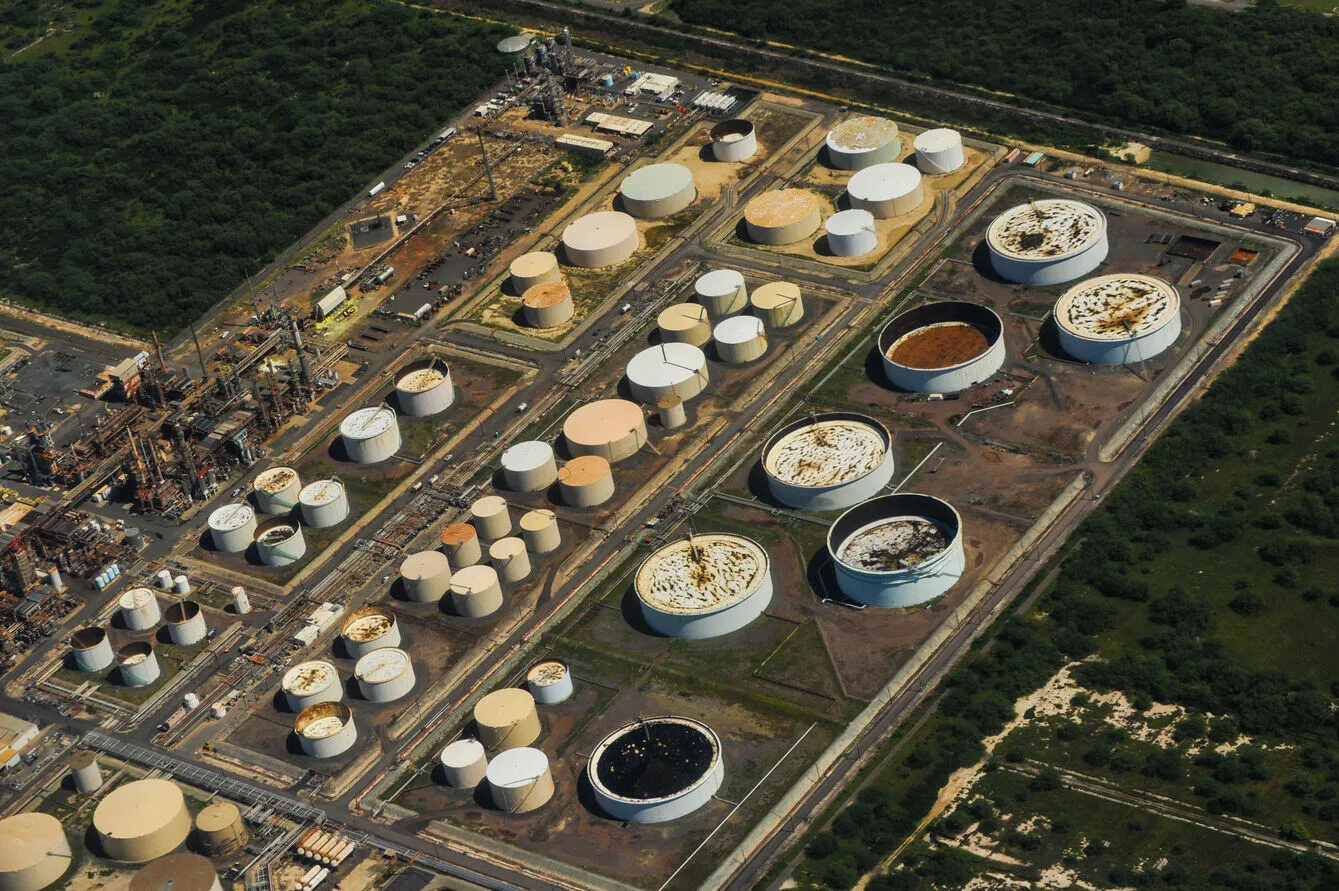 US turns to Iranian oil to cool prices, but barriers remain high