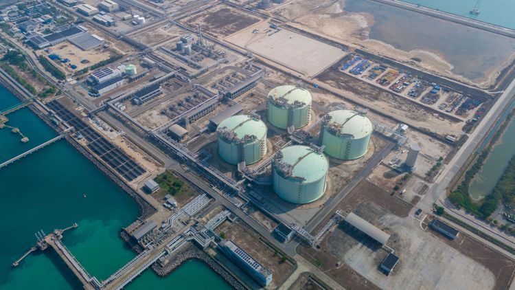 Hormuz risk and winter restocking keep LNG bid