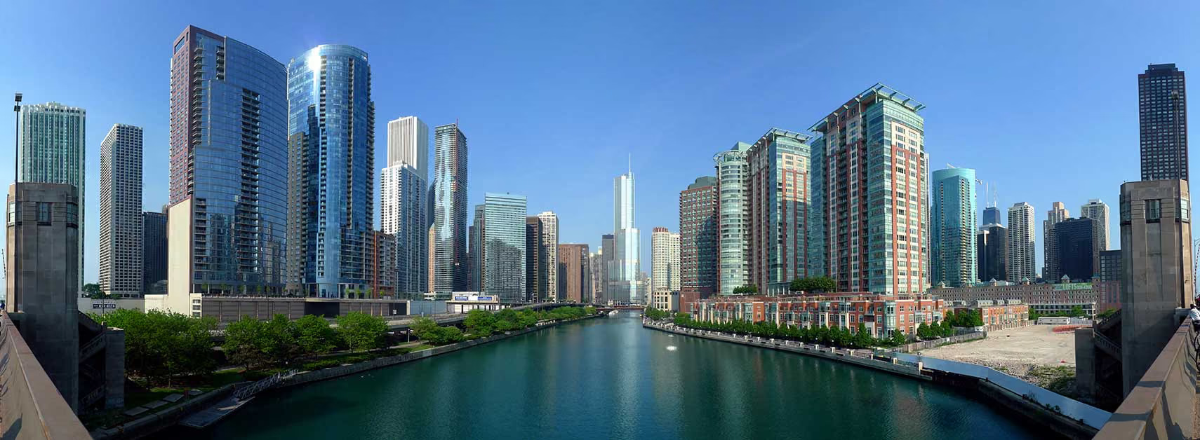 Chicago, IL: cityscape and local surroundings
