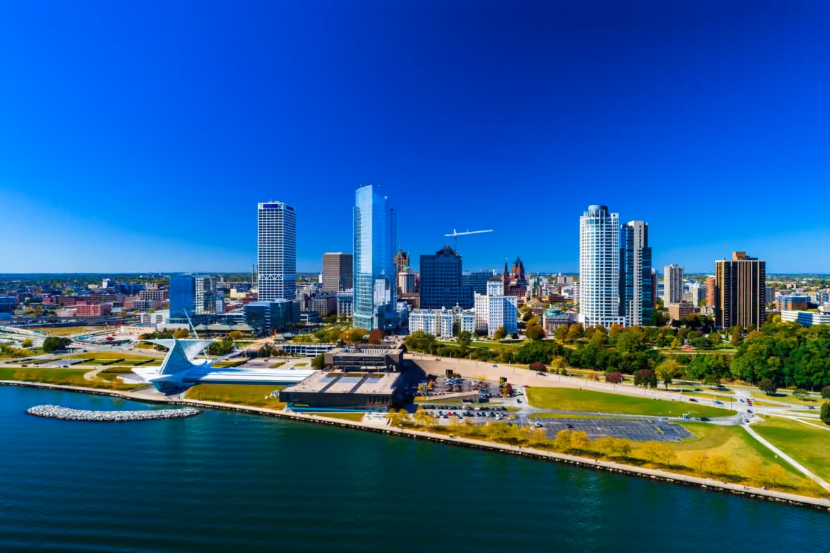 Milwaukee, WI: cityscape and local surroundings
