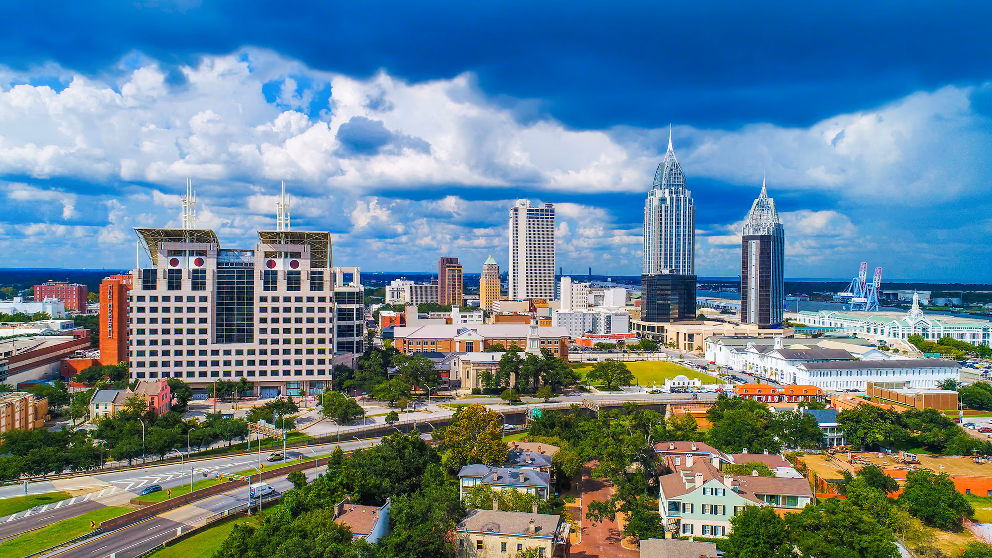 Mobile, AL: cityscape and local surroundings