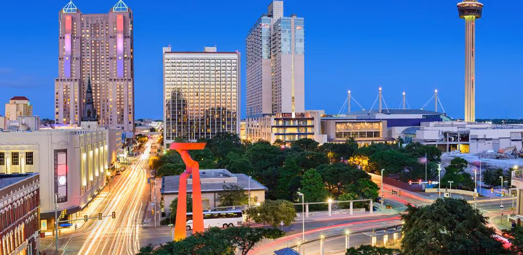 San Antonio, TX: cityscape and local surroundings